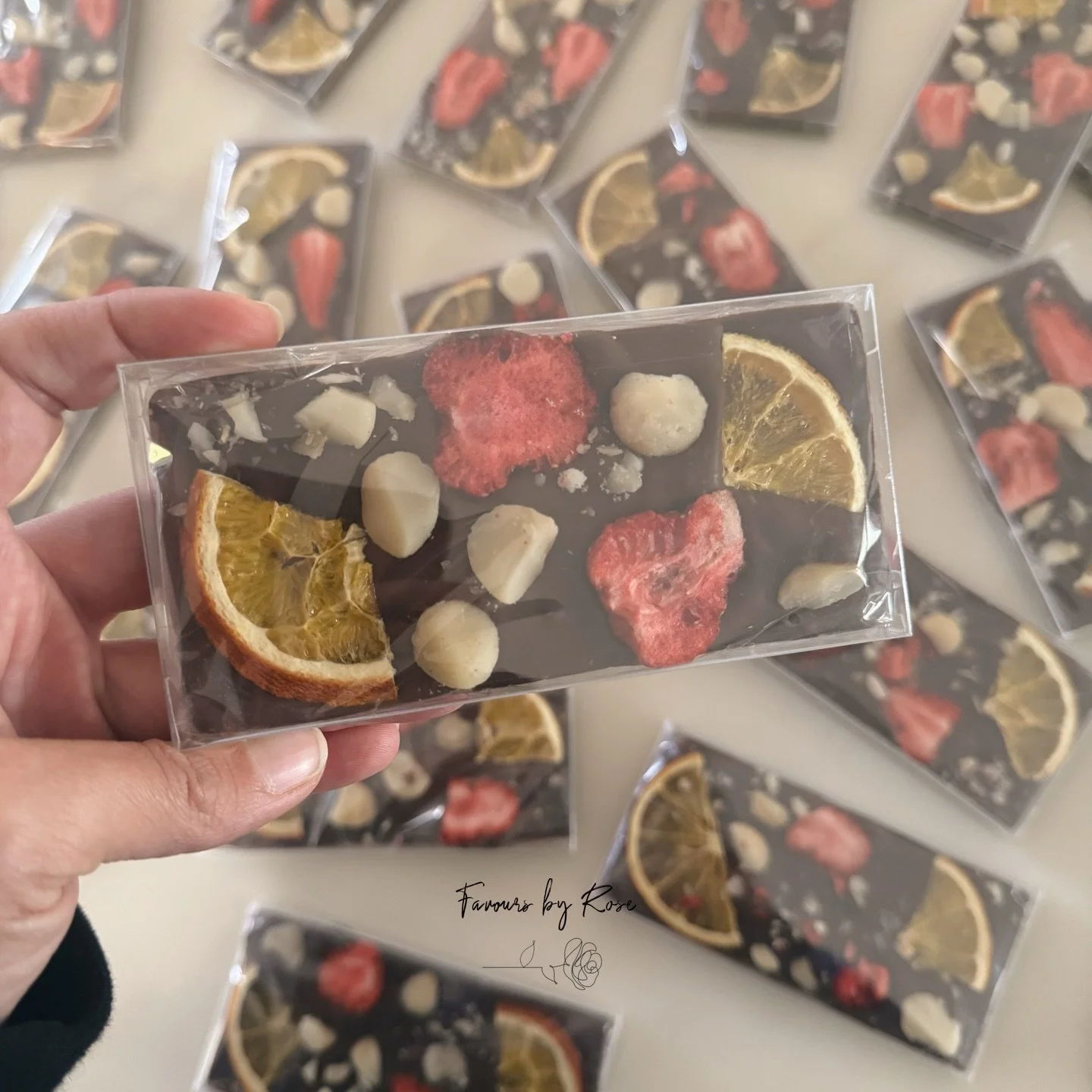 Custom Naked Bars, perfect for any occasion. ❤️💛@favoursbyrose

DM for custom orders and enquiries. 

#baby #birthday #newborn #newbornarrangement #newbornsetup