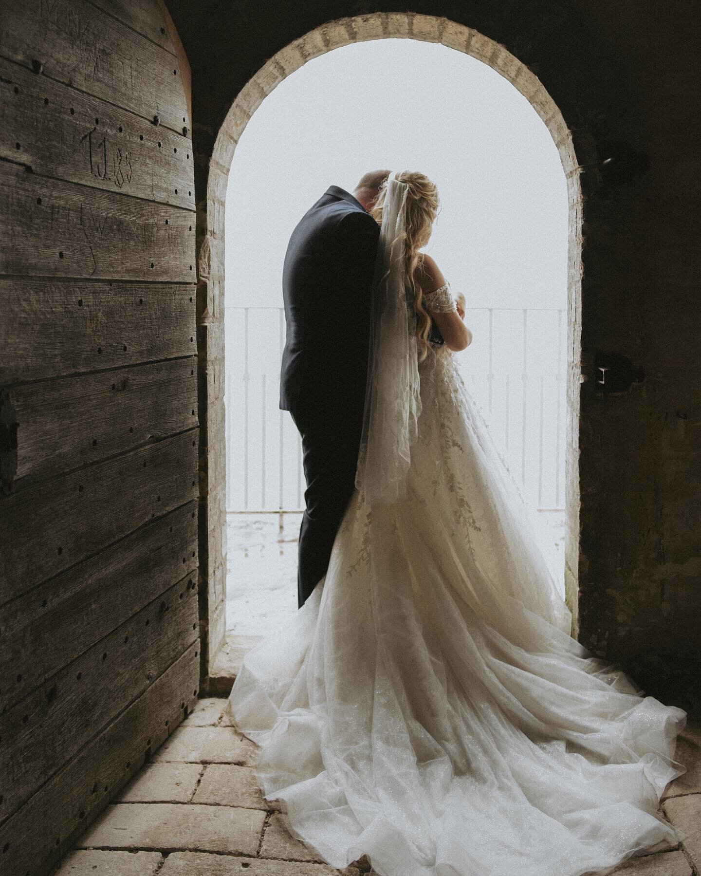 Take a moment after your ceremony where you enjoy what just happened and look around you to capture every detail from your day. 

#bryllupsfoto #weddingday #s #weddingphotographer #bridetobe #copenhagenphotographer #k #copenhagen #benhavn #copenhagen