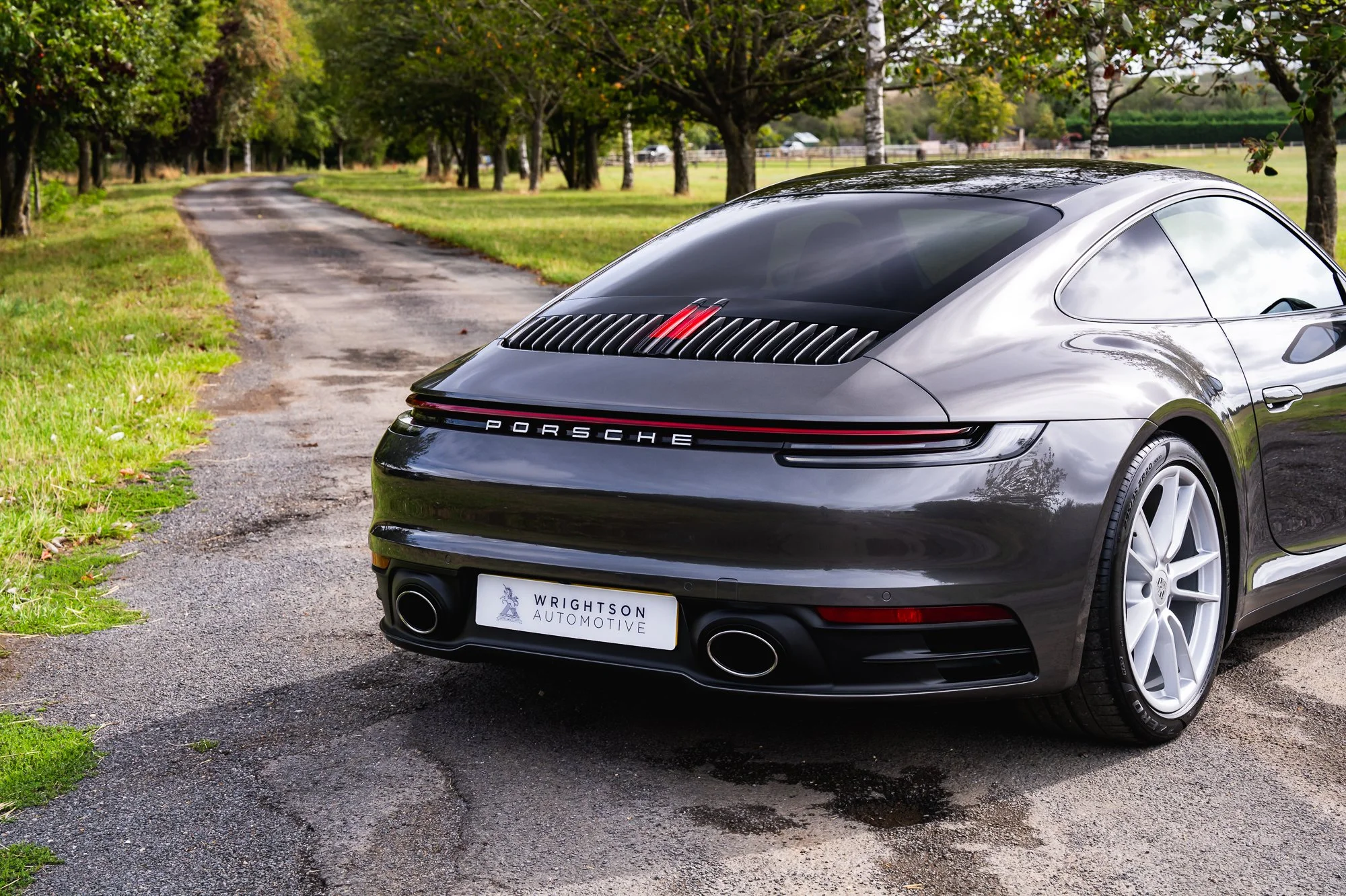 Porsche_911_Carrera_4_exterior-19.jpg