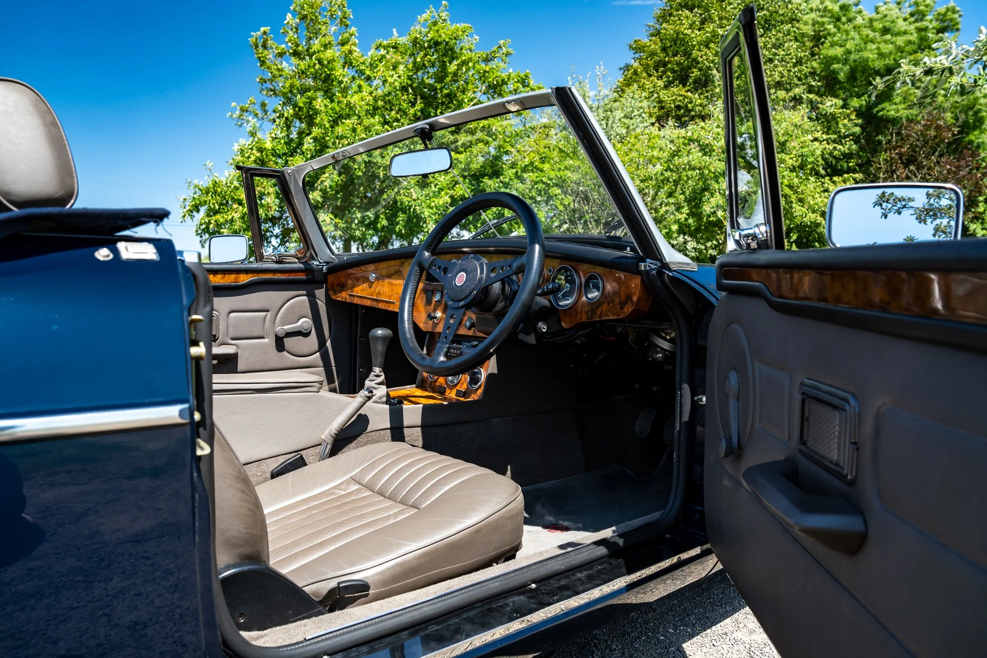 MG_Roadster_interior-19.jpg