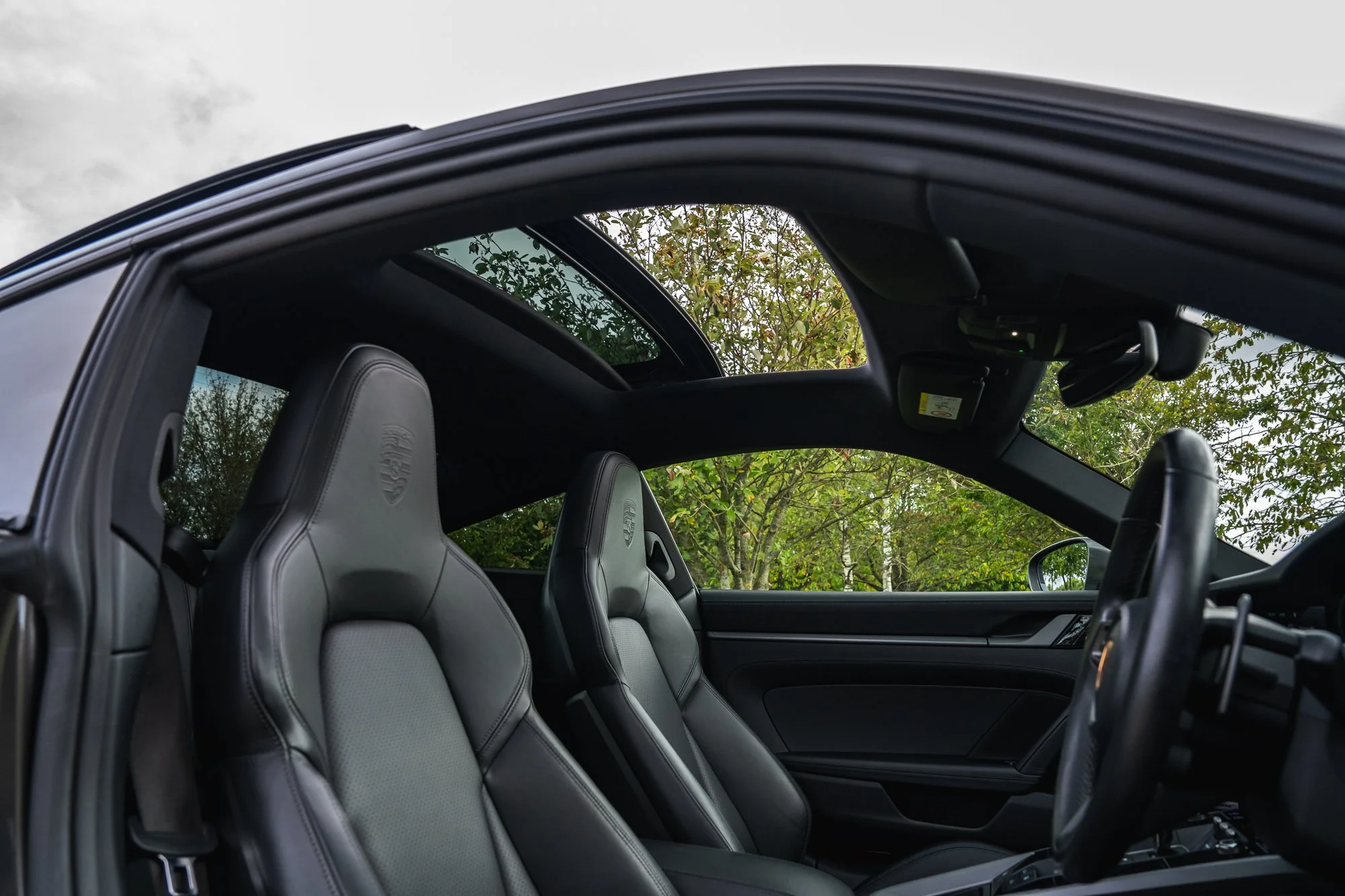 Porsche_911_Carrera_4_interior-12.jpg