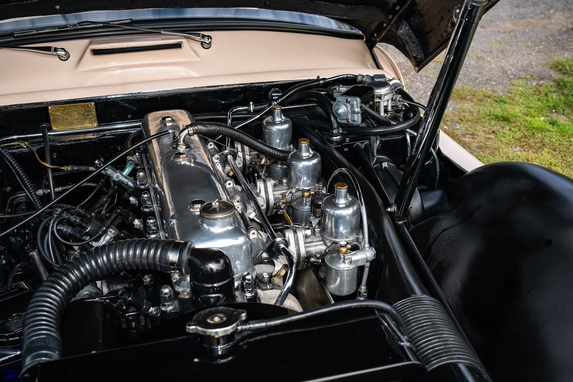 Jensen_541R_engine-13.jpg