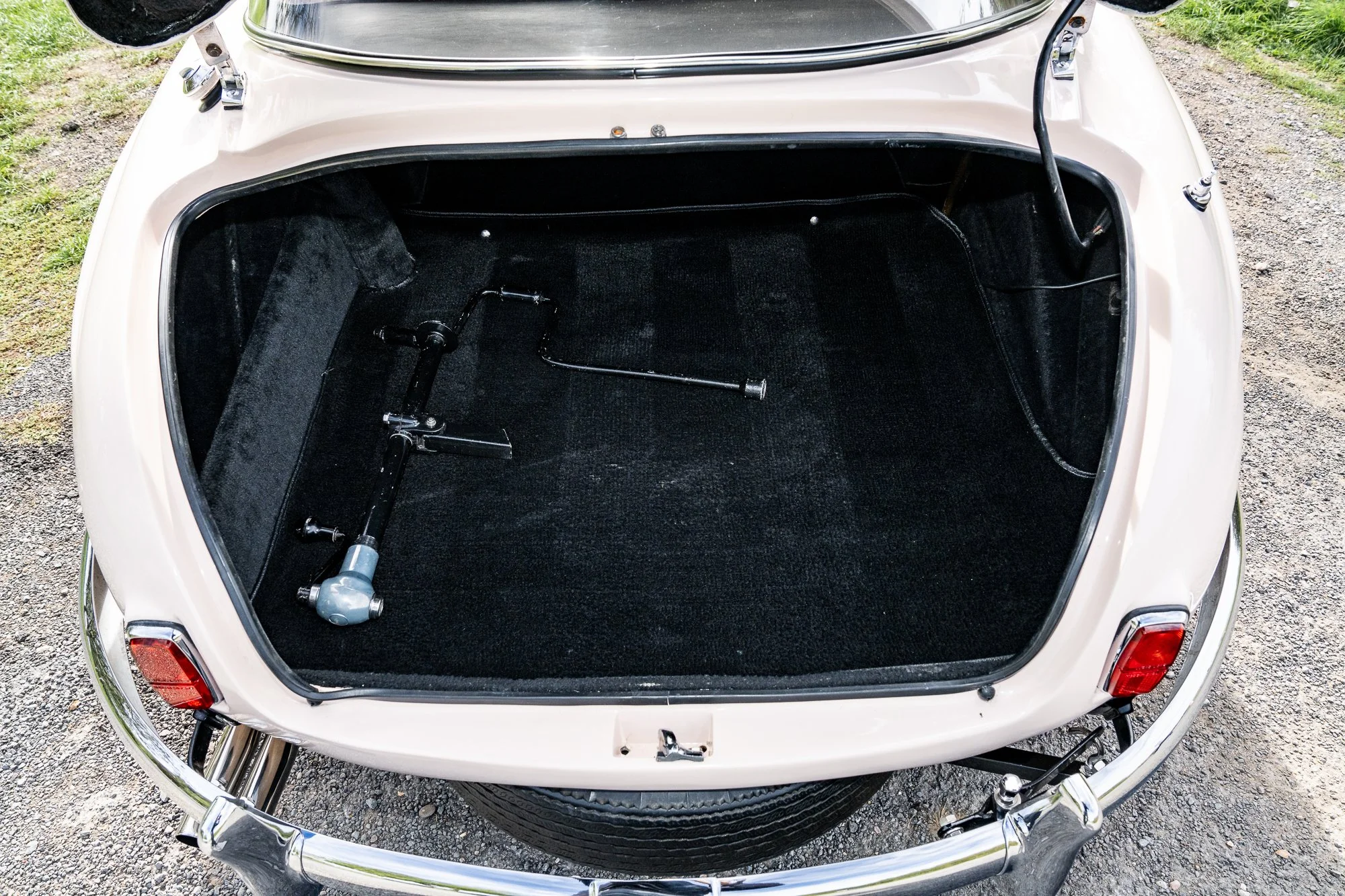 Jensen_541R_interior-23.jpg