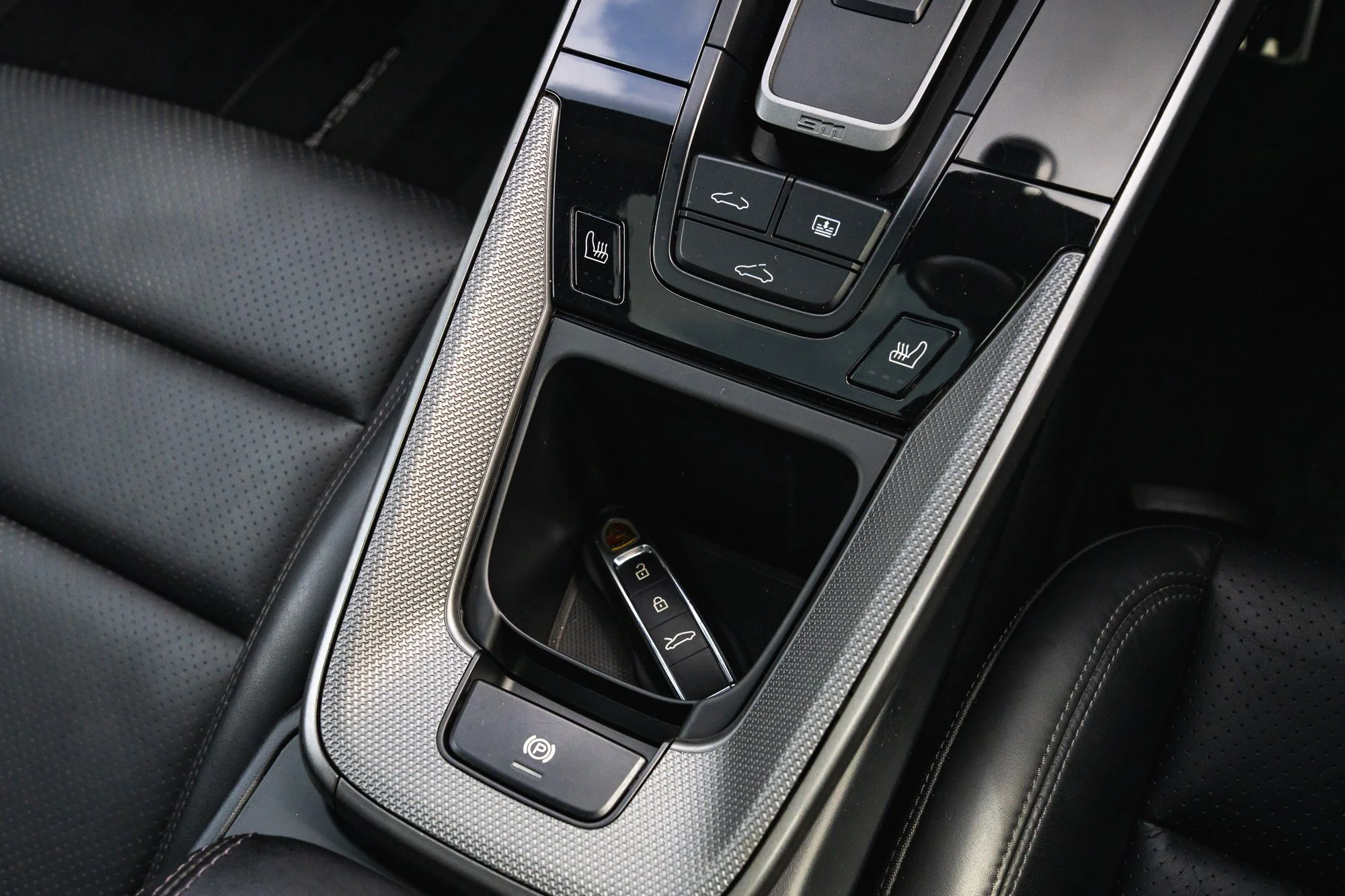 Porsche_911_Carrera_4_interior-32.jpg