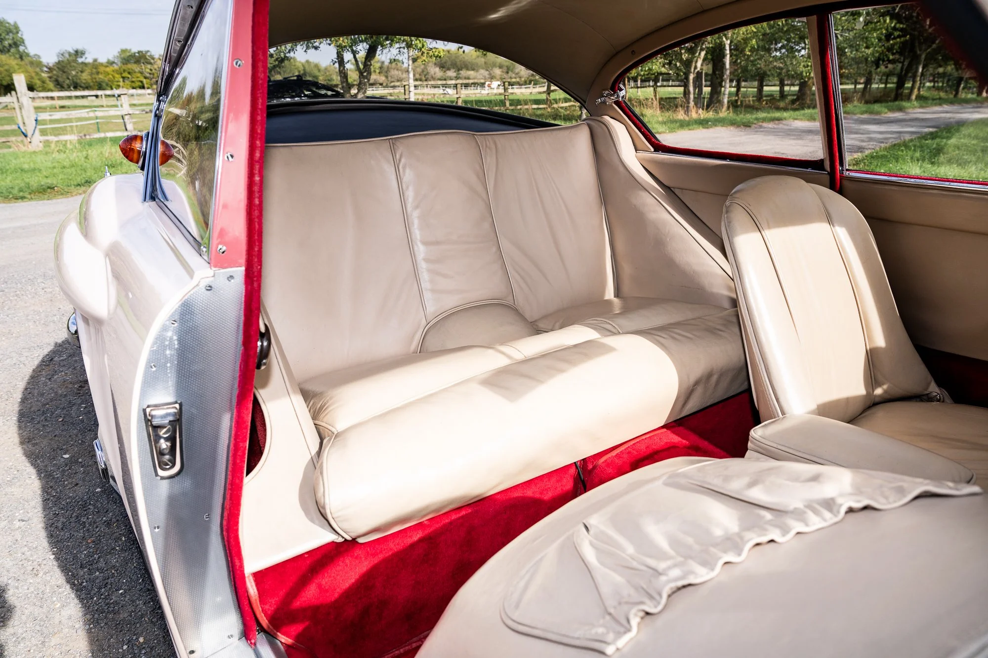 Jensen_541R_interior-11.jpg
