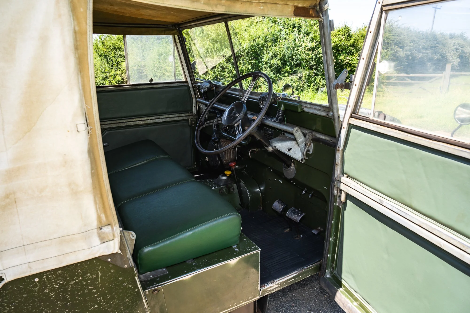 LandRover_Series1_interior-13.jpg