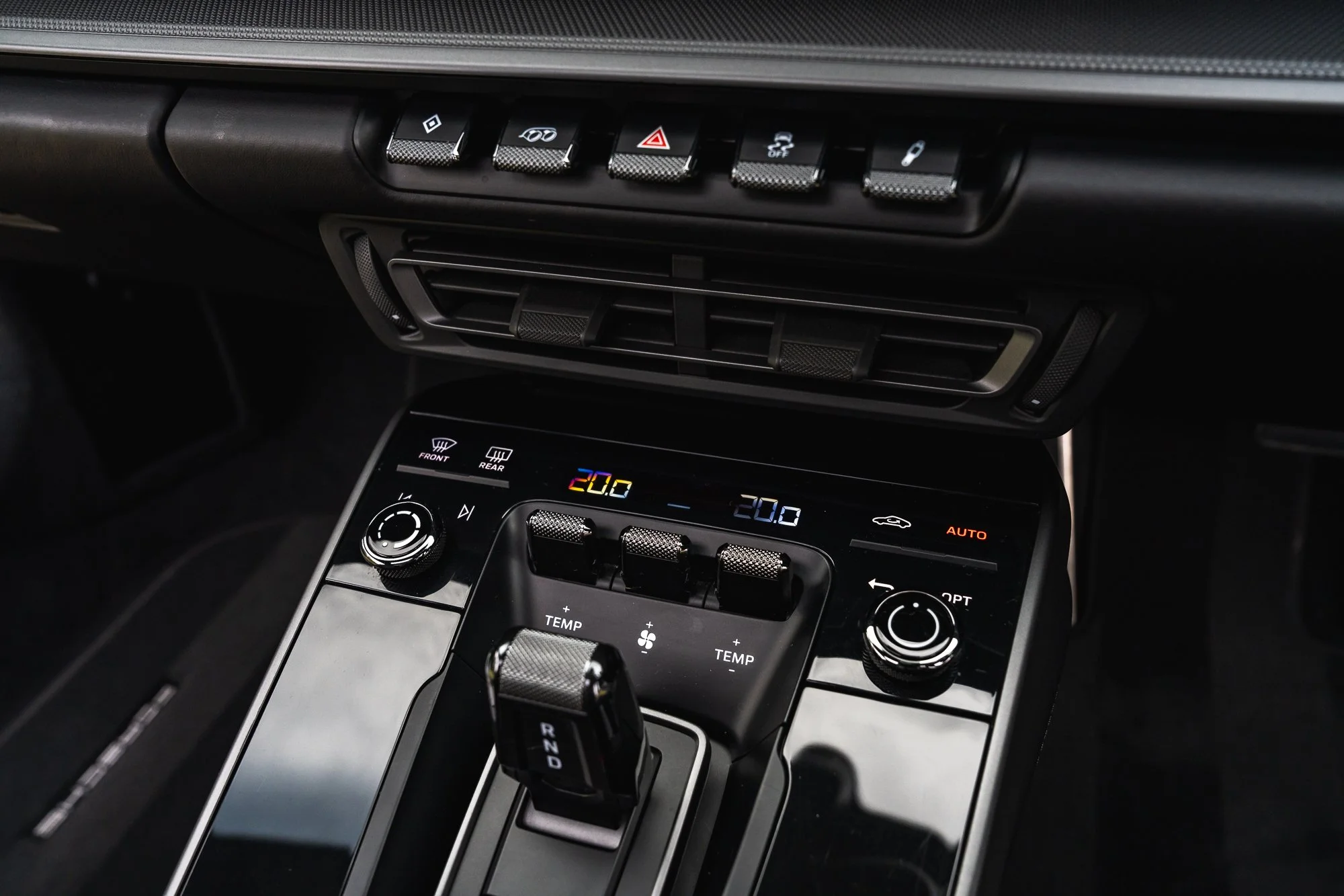 Porsche_911_Carrera_4_interior-9.jpg