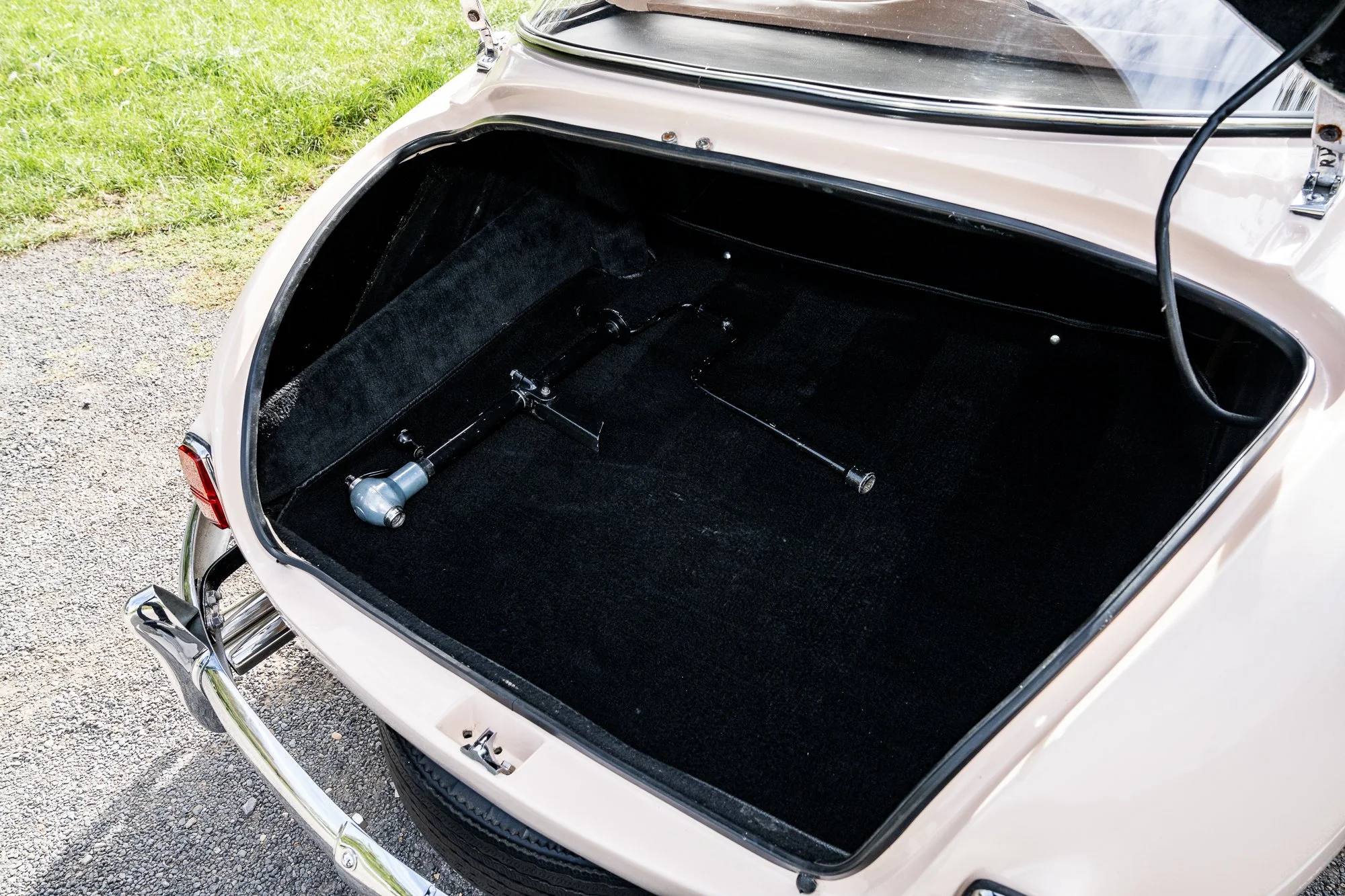 Jensen_541R_interior-24.jpg