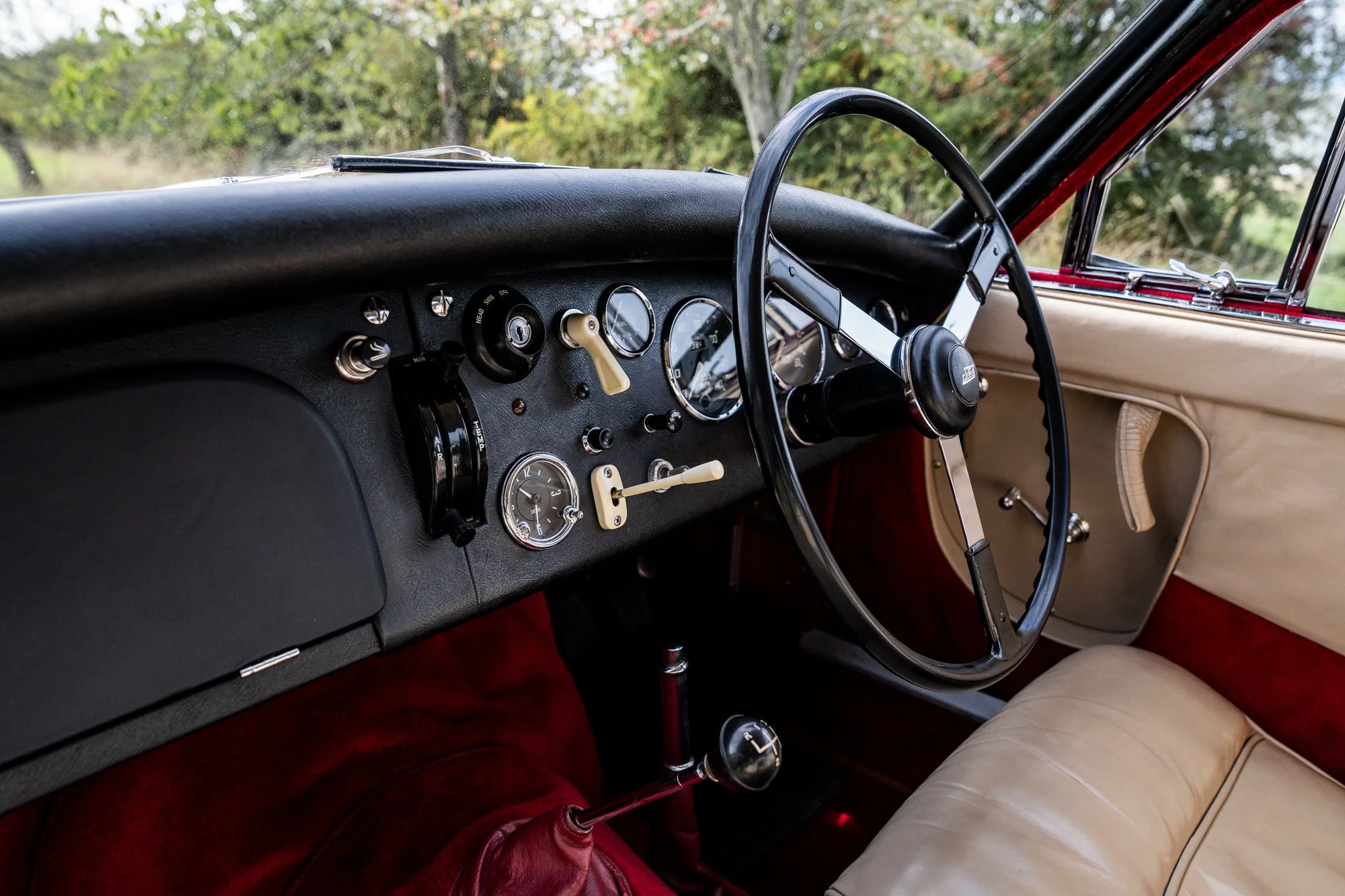 Jensen_541R_interior-21.jpg