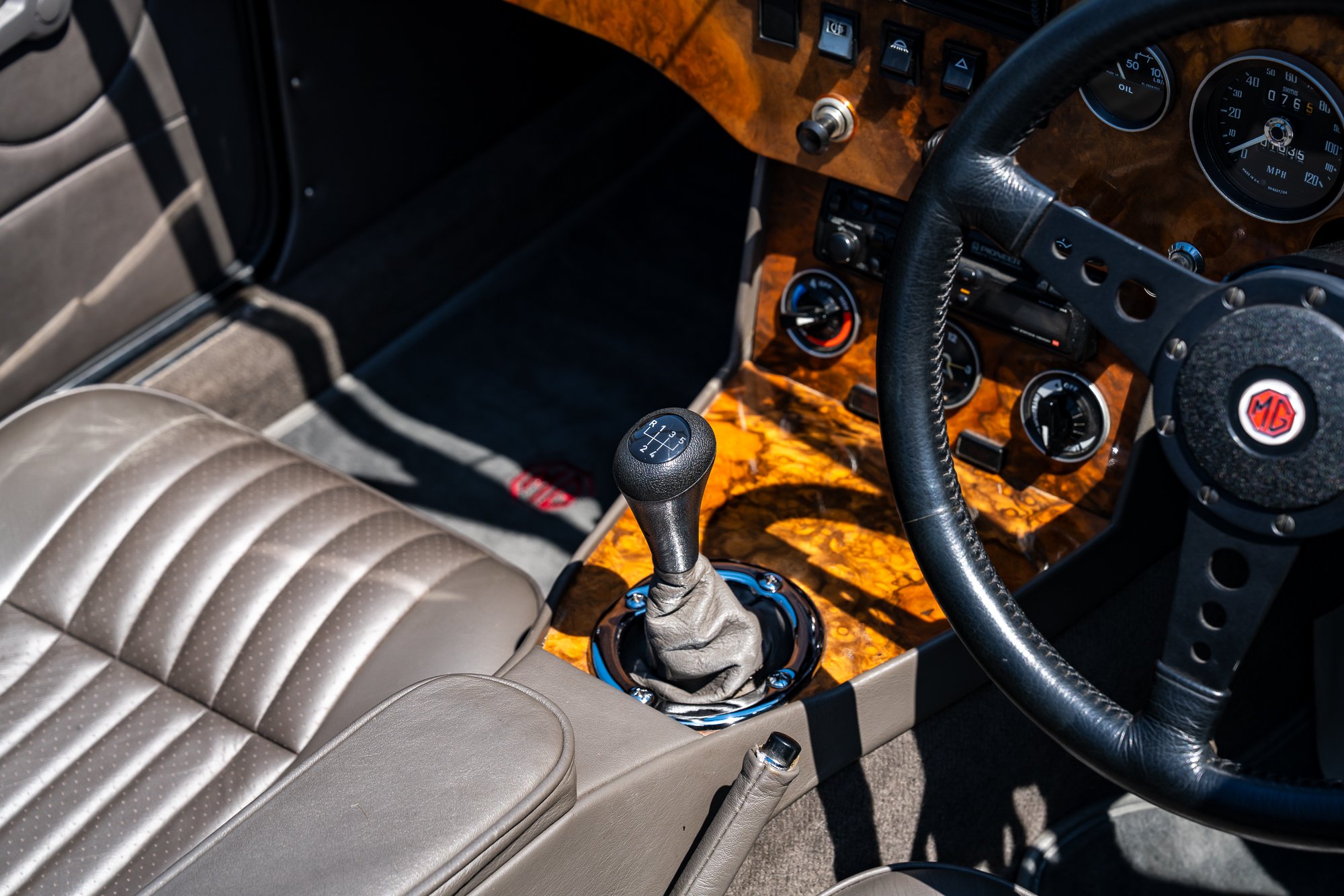 MG_Roadster_interior-2.jpg