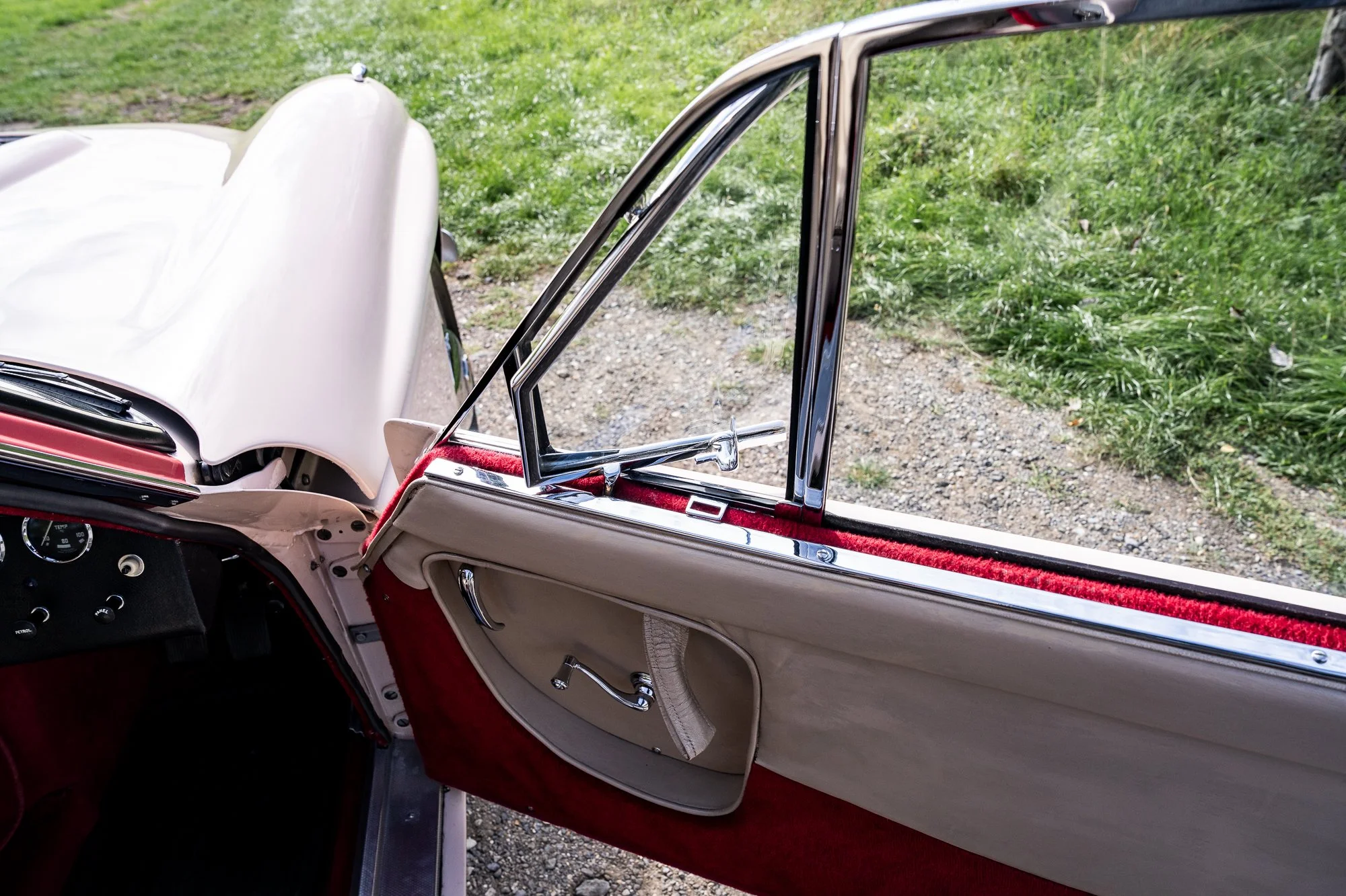Jensen_541R_interior-9.jpg