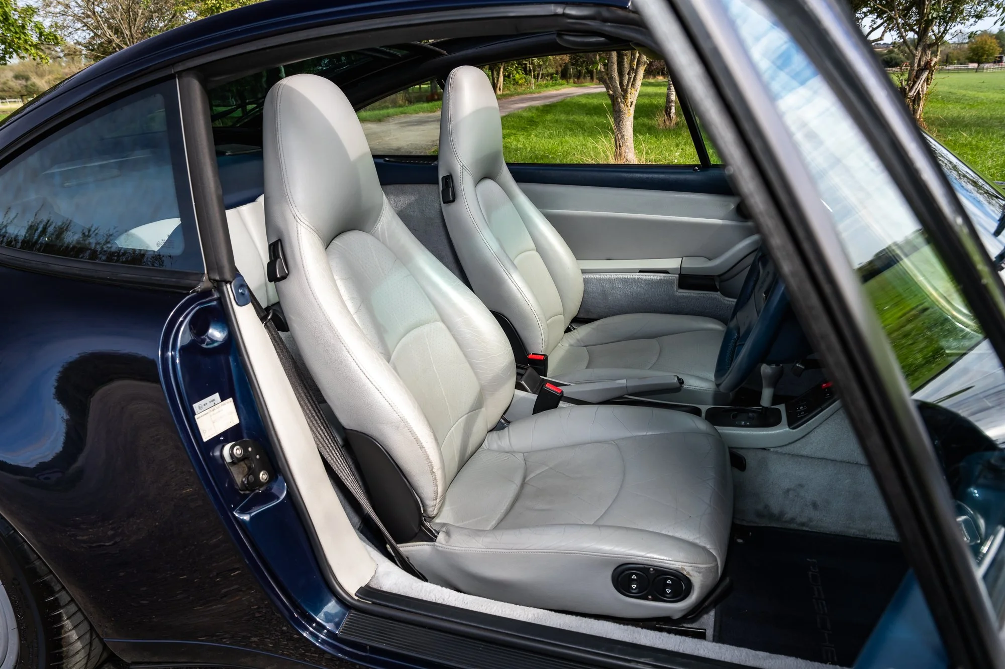 Porsche_993_Targa_interior-31.jpg