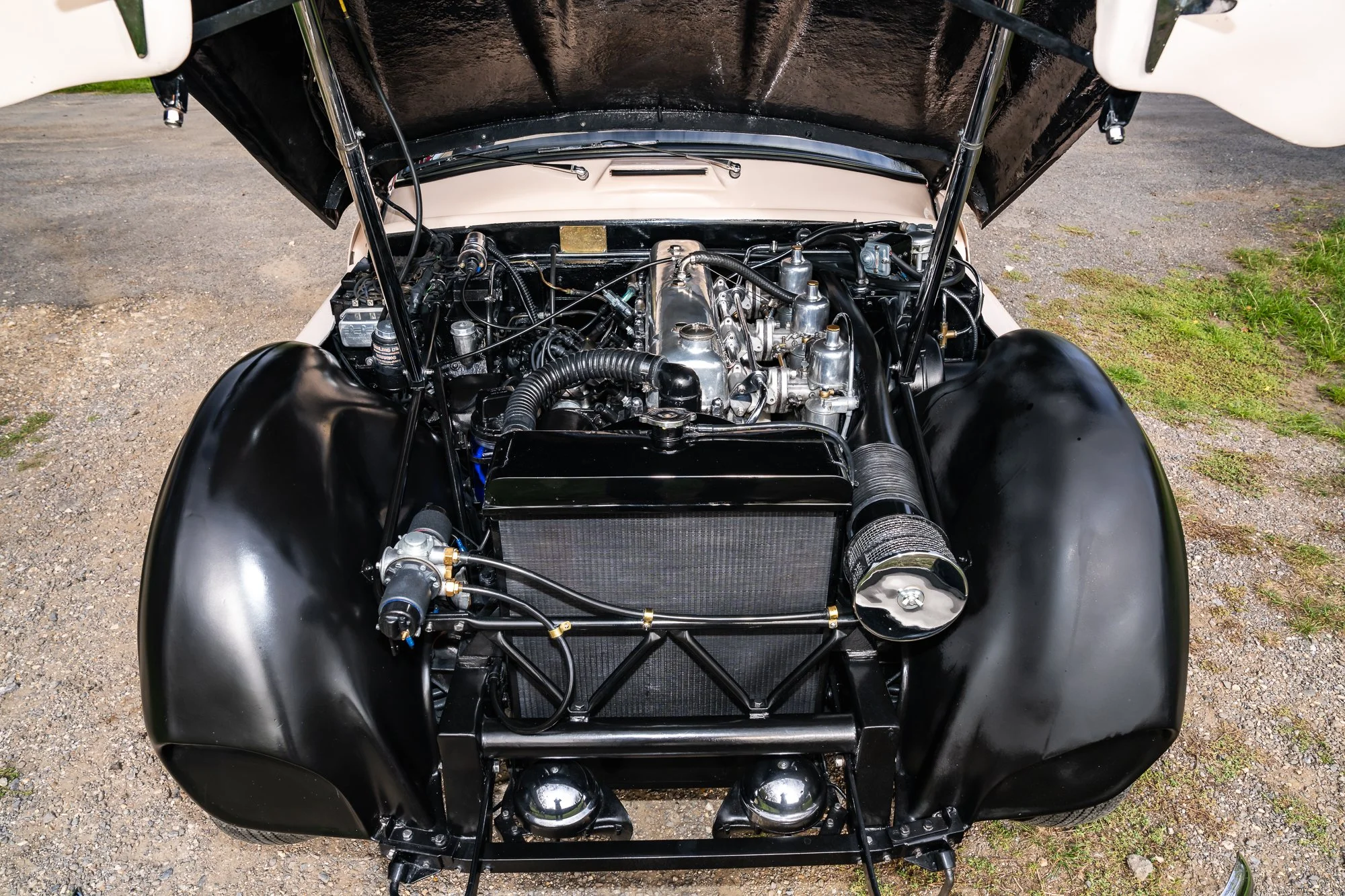 Jensen_541R_engine-1.jpg