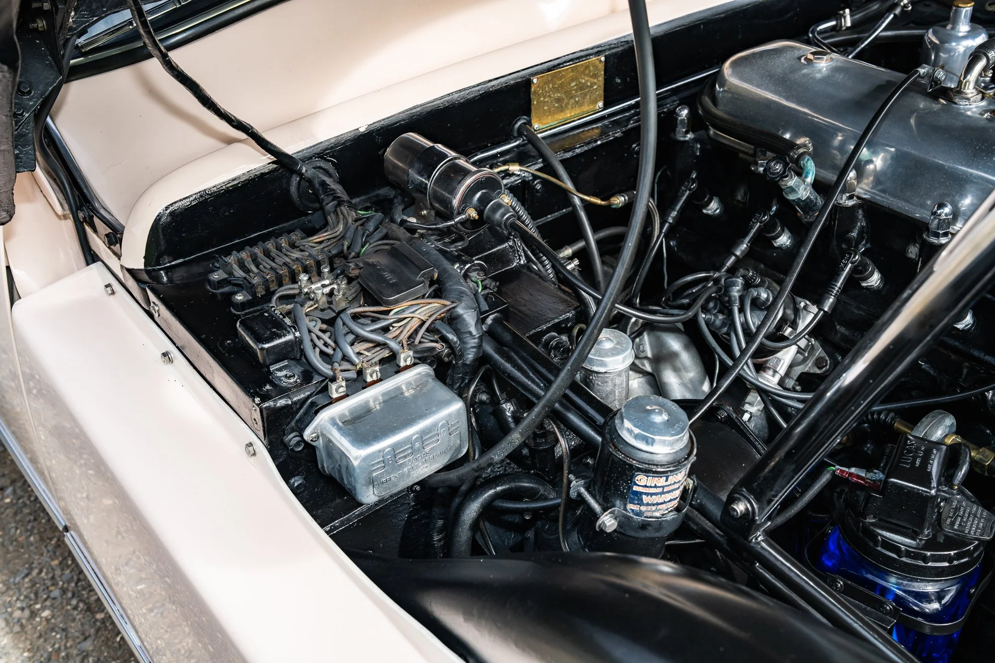 Jensen_541R_engine-5.jpg