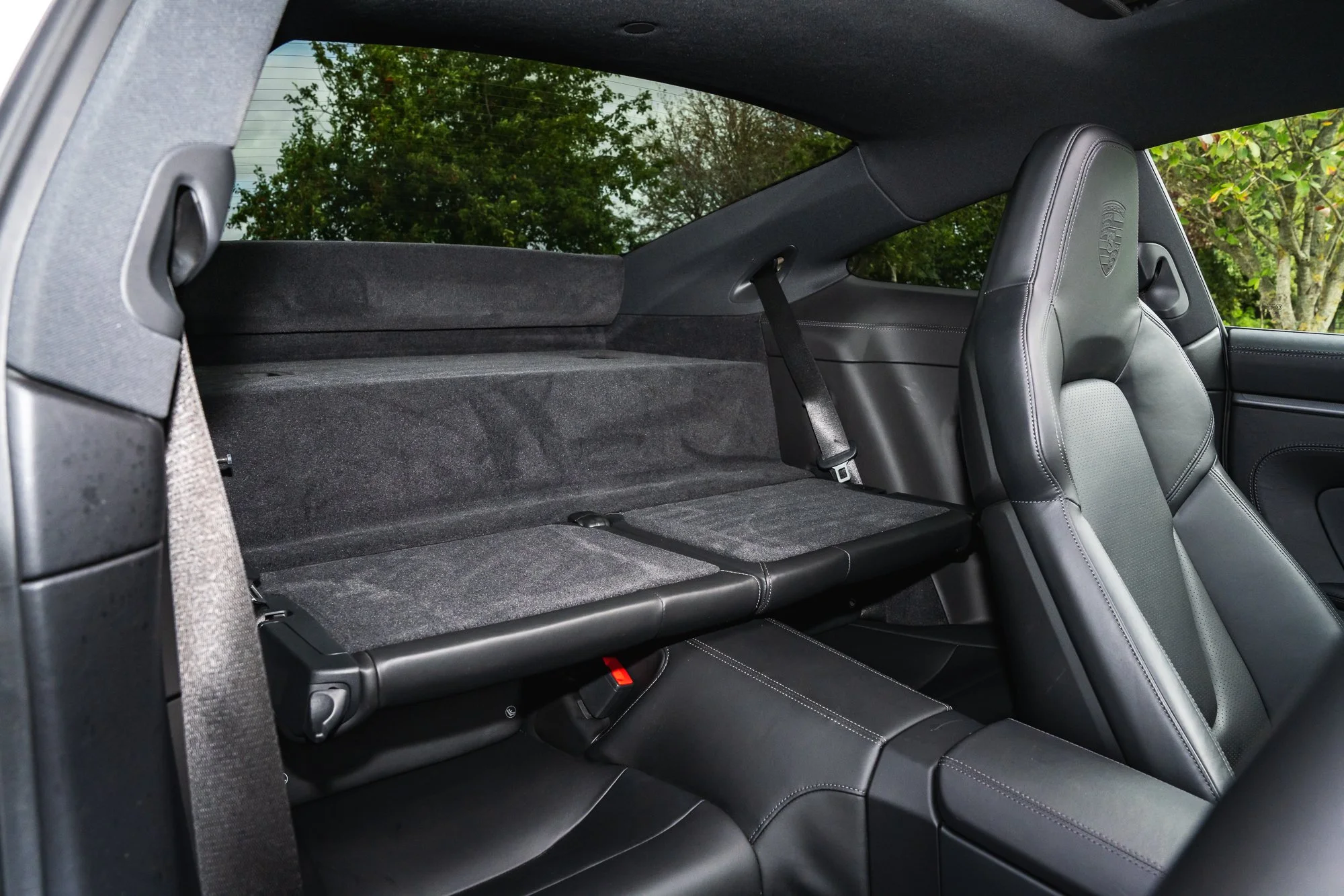 Porsche_911_Carrera_4_interior-23.jpg