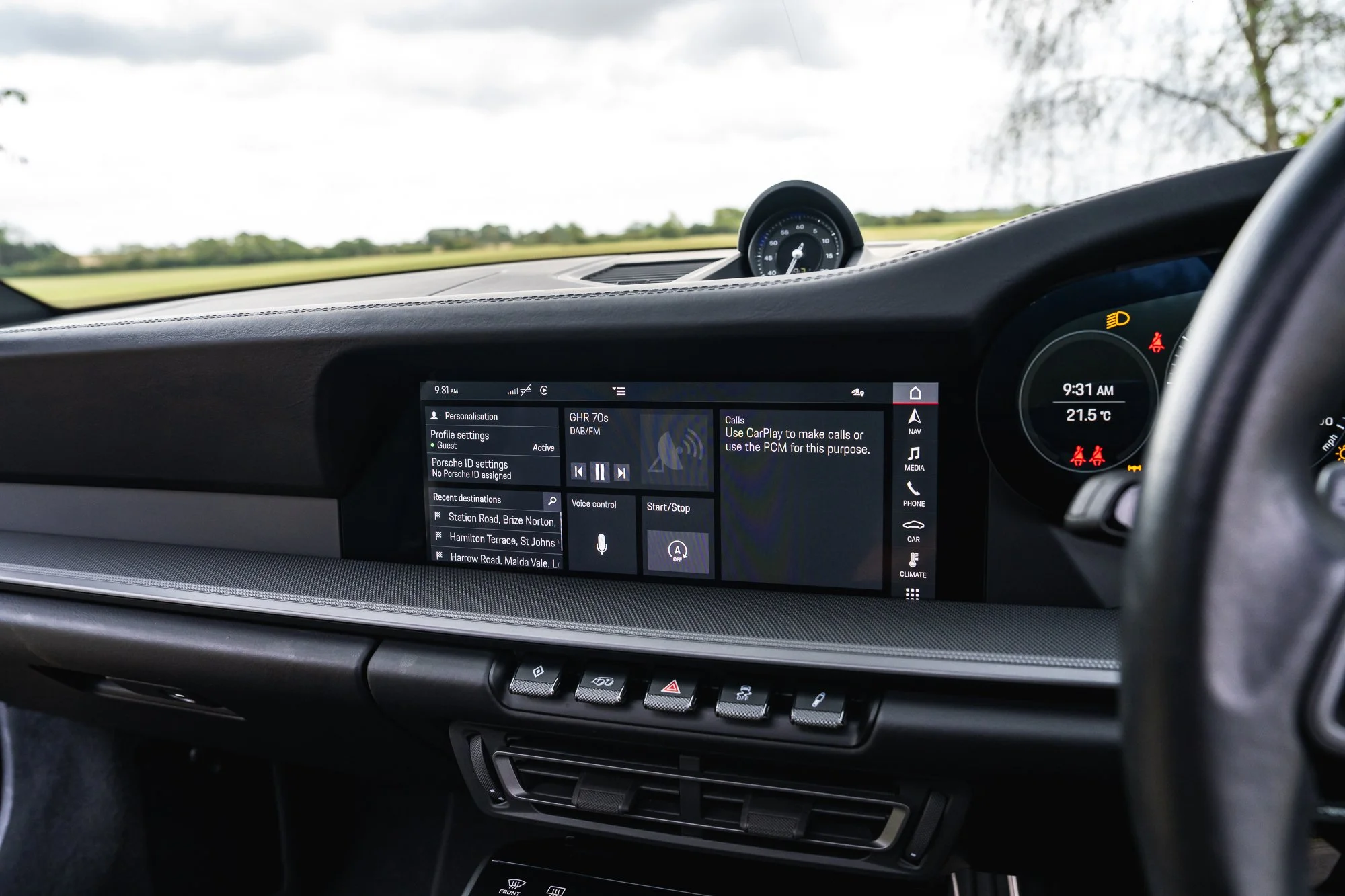 Porsche_911_Carrera_4_interior-10.jpg