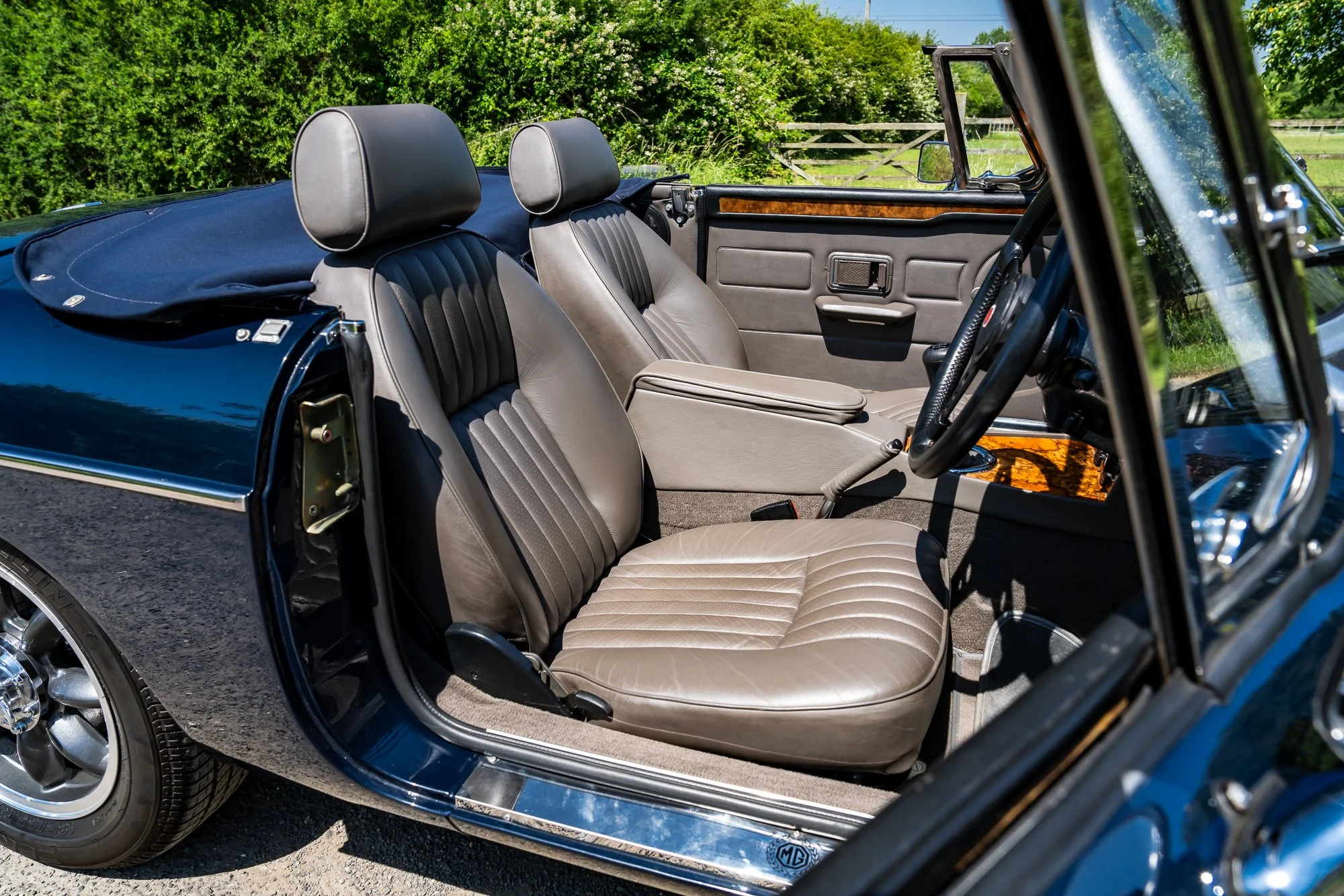 MG_Roadster_interior-3.jpg