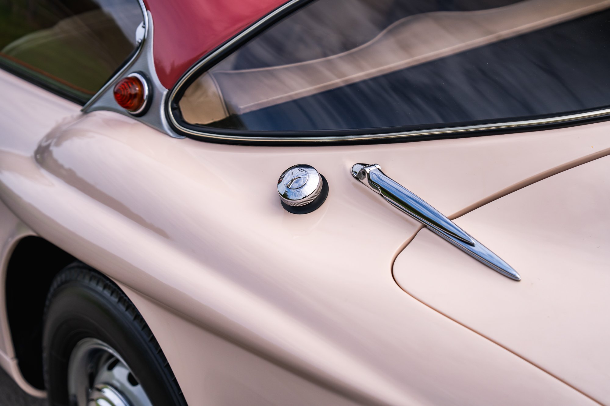 Jensen_541R_exterior-24.jpg
