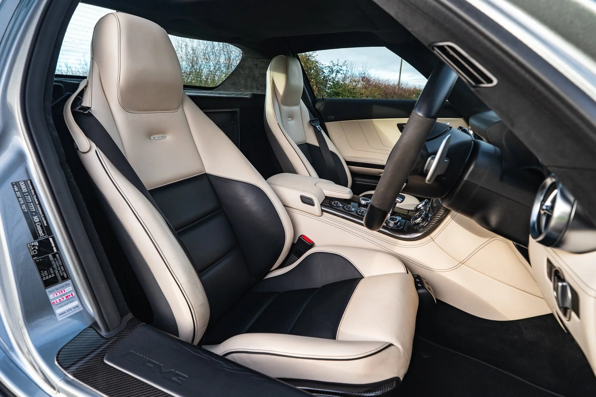 Mercedes-Benz_SLS_AMG_interior-25.jpg
