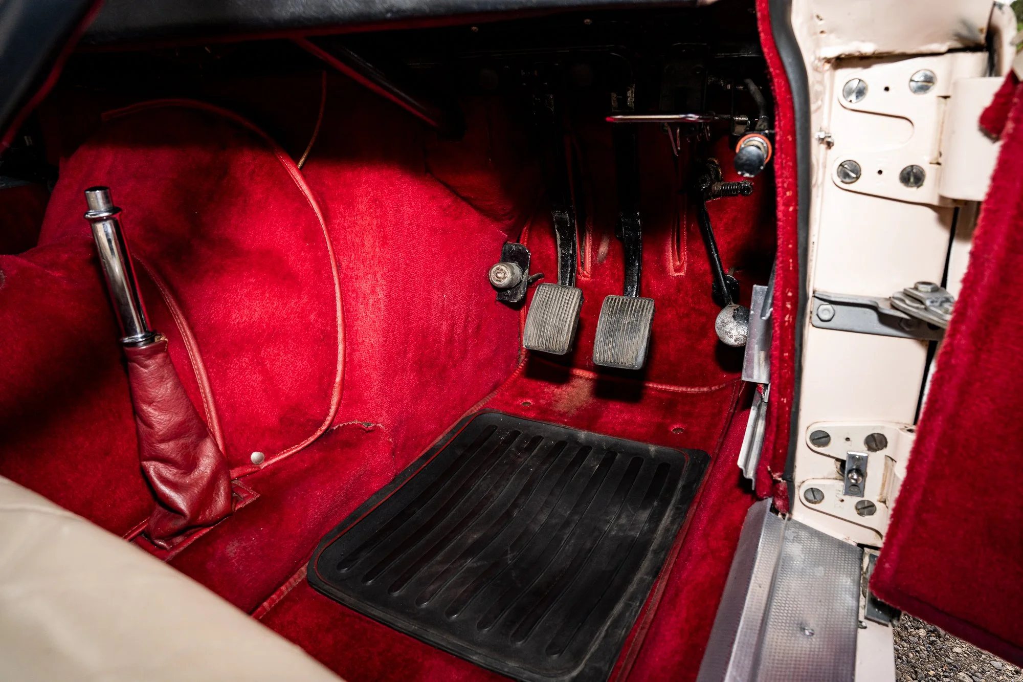 Jensen_541R_interior-5.jpg