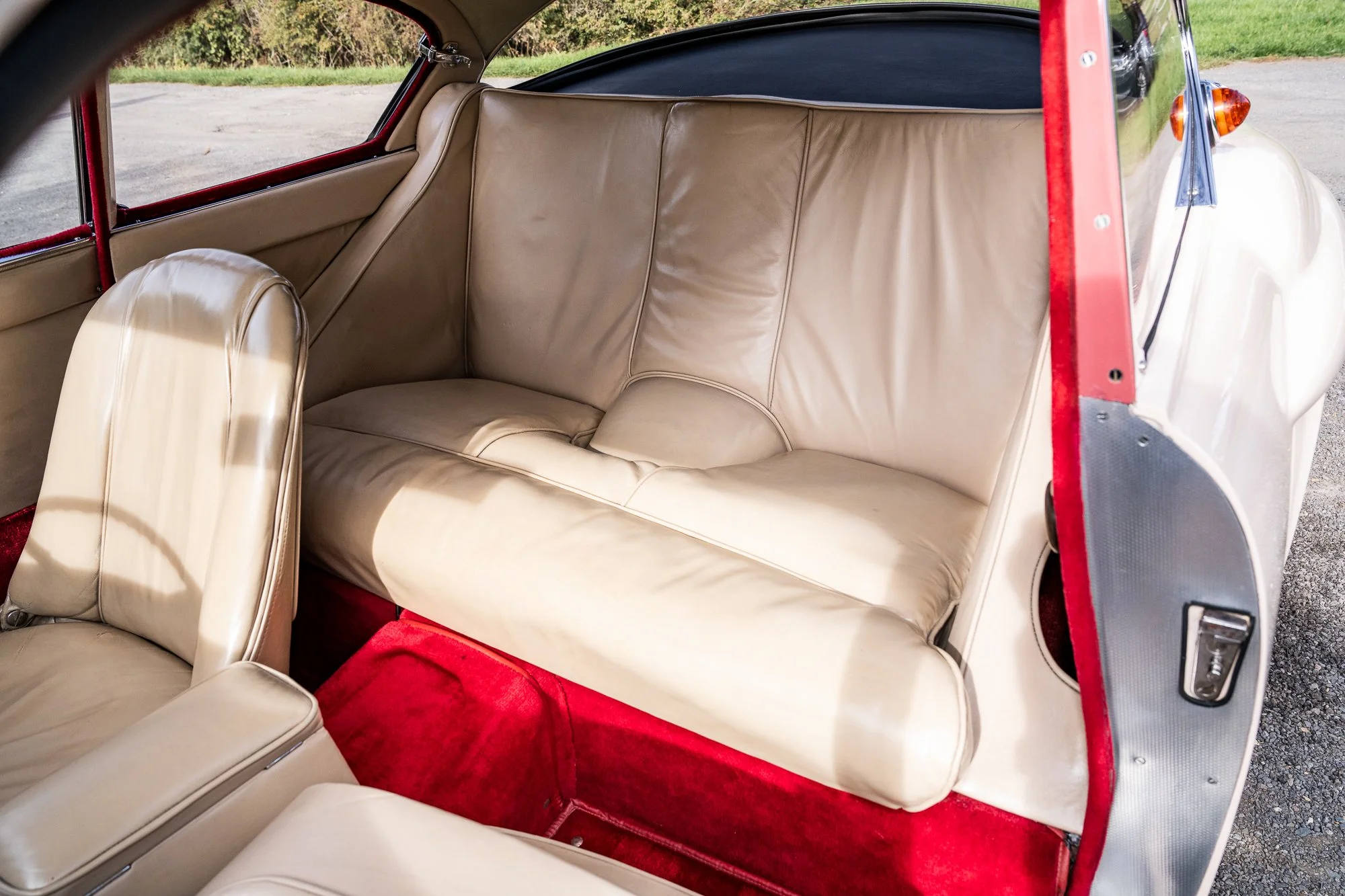 Jensen_541R_interior-16.jpg