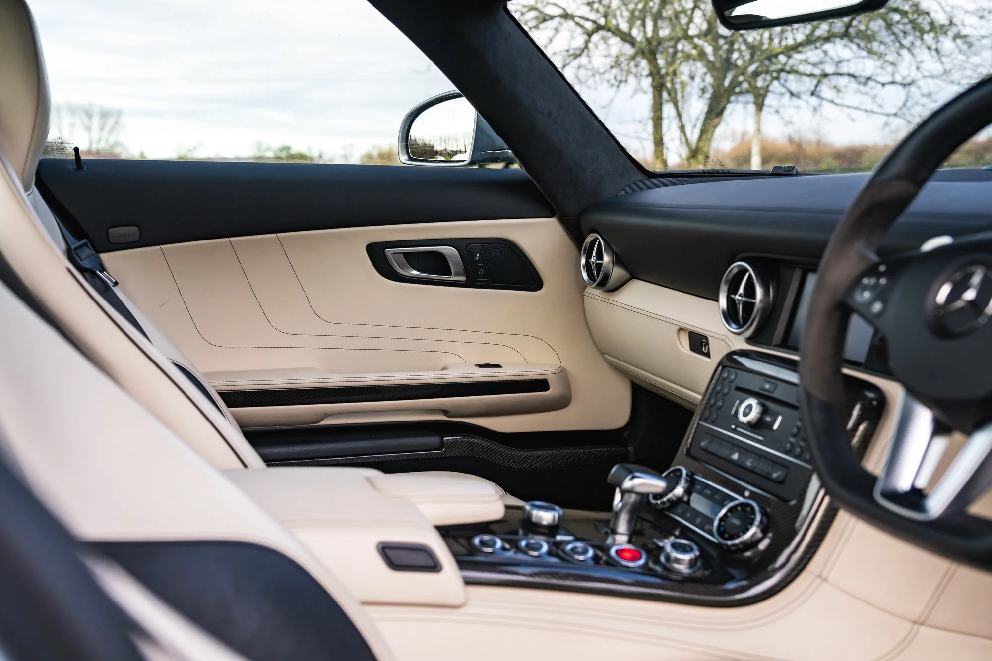 Mercedes-Benz_SLS_AMG_interior-20.jpg