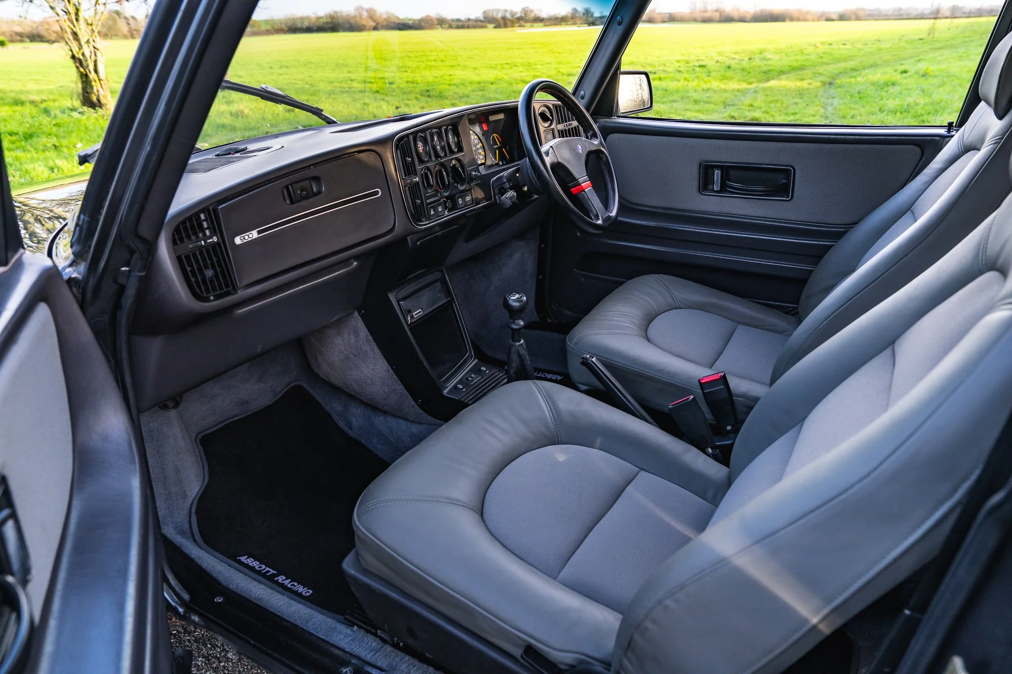 Saab_900_Turbo_interior-14.jpg