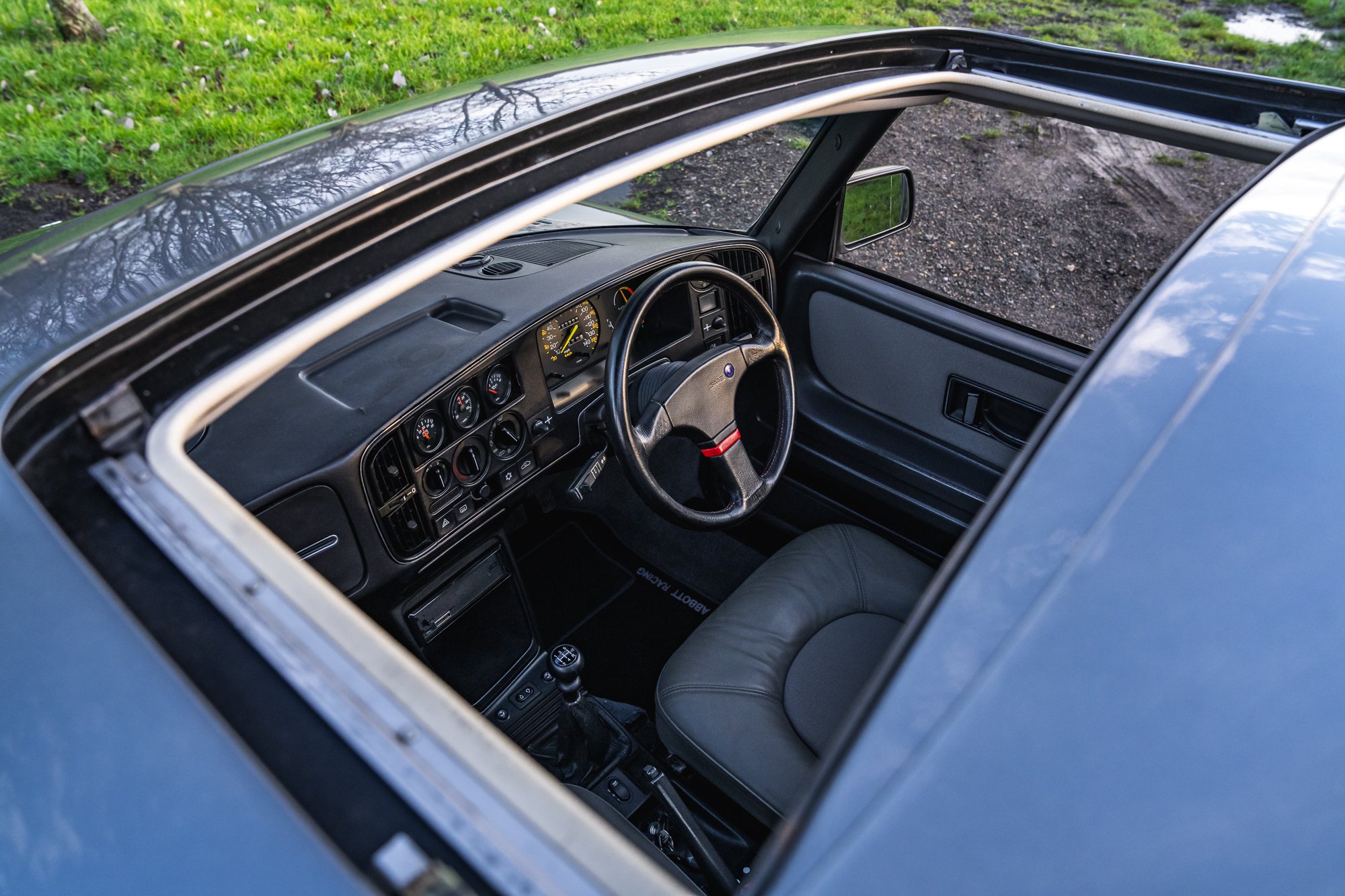 Saab_900_Turbo_interior-24.jpg