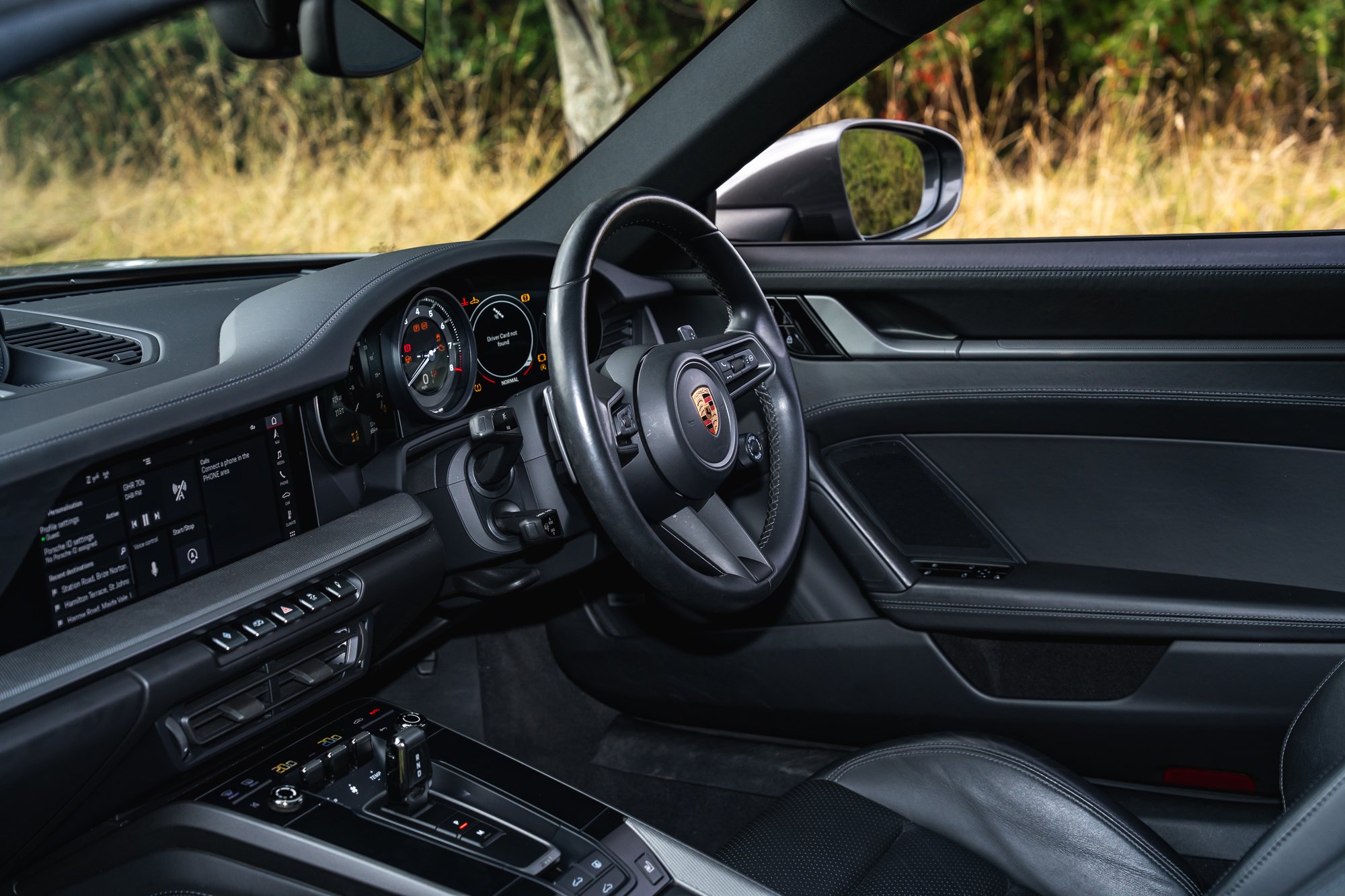 Porsche_911_Carrera_4_interior-5.jpg
