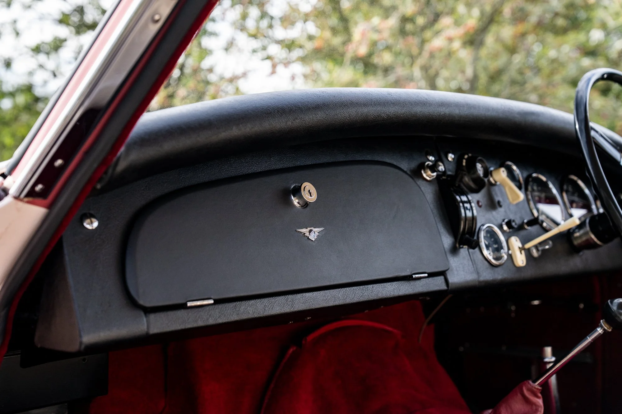 Jensen_541R_interior-20.jpg