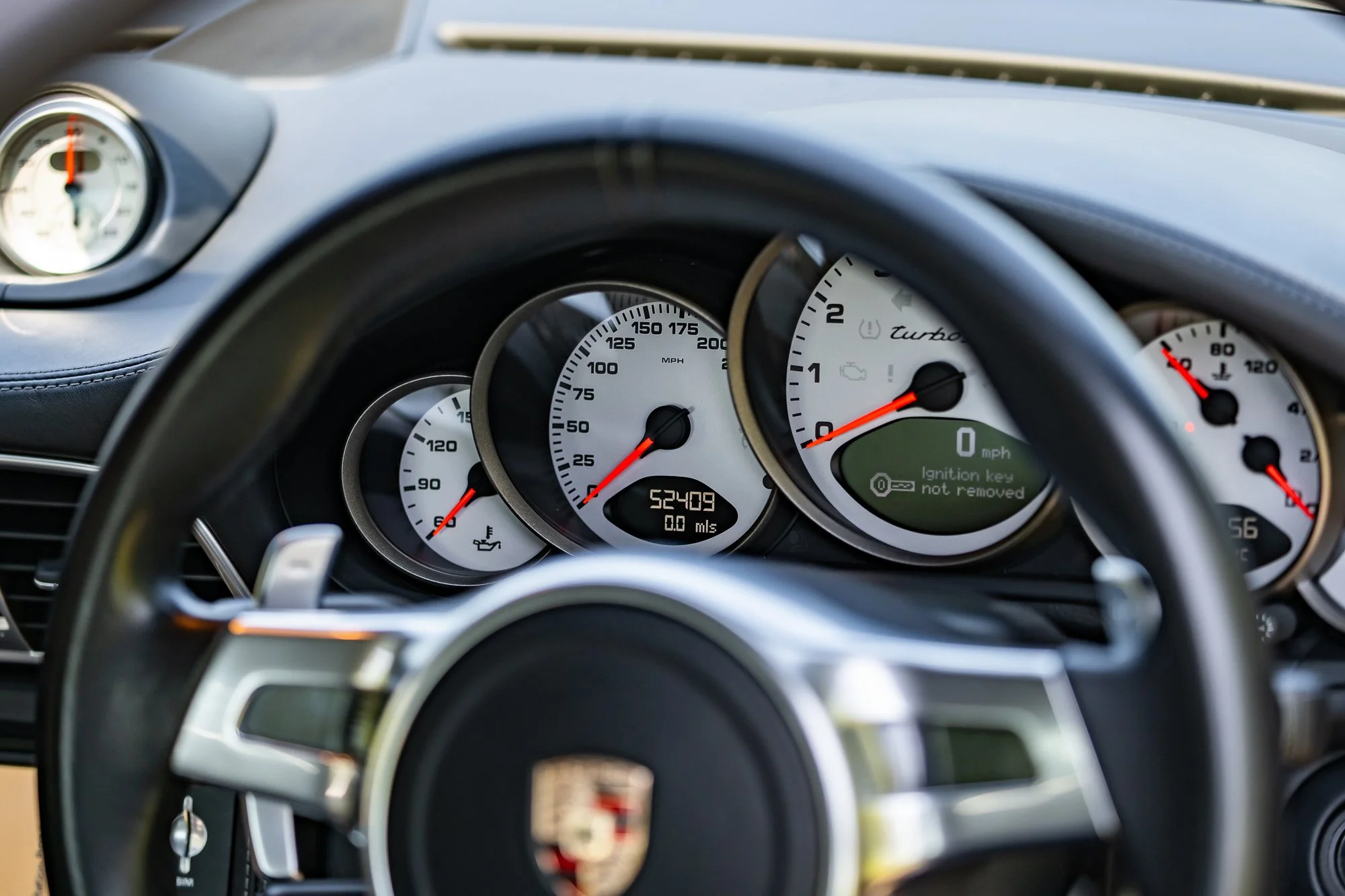 Porsche_911_Turbo S_interior-12.jpg