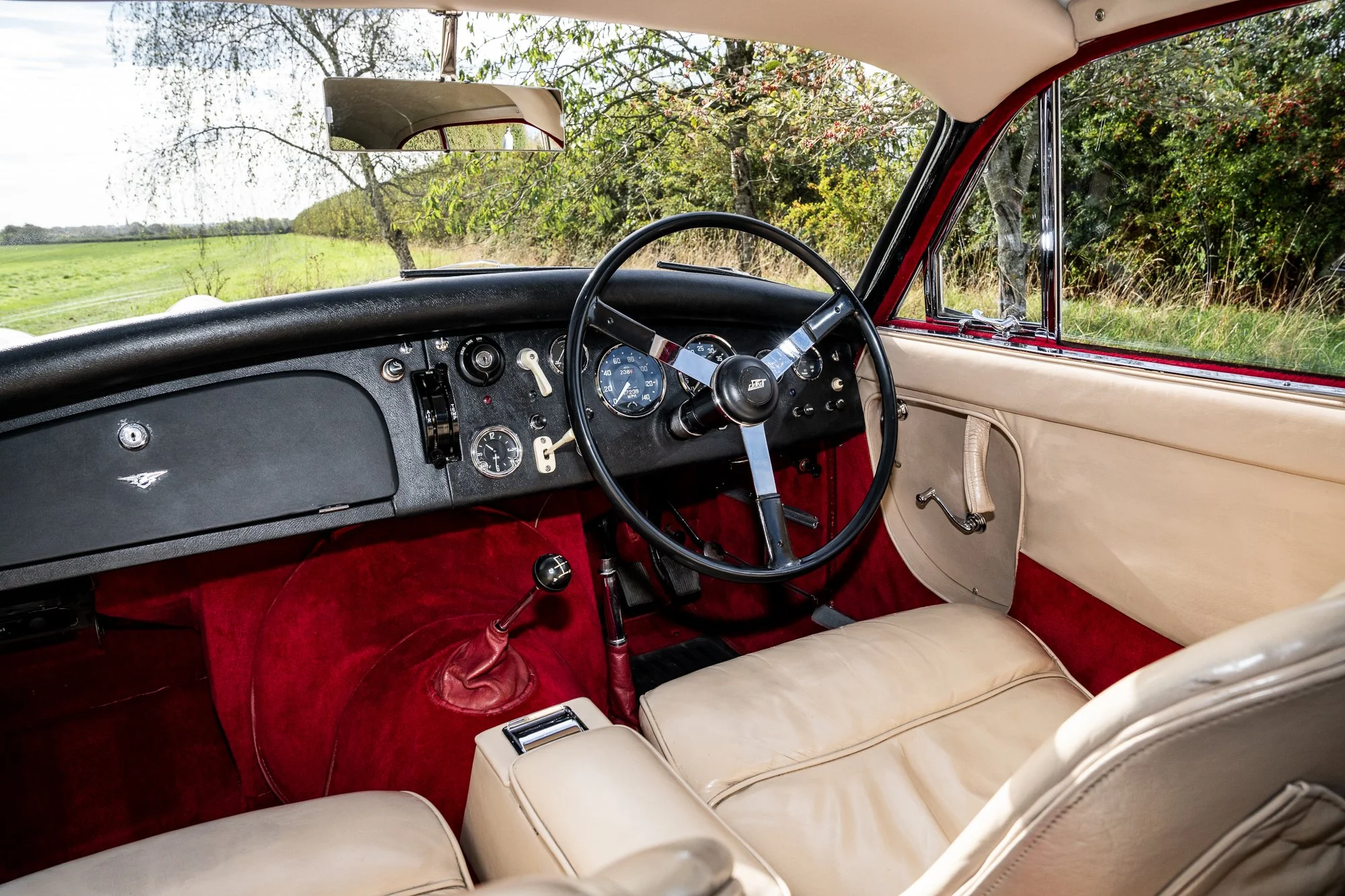 Jensen_541R_interior-17.jpg