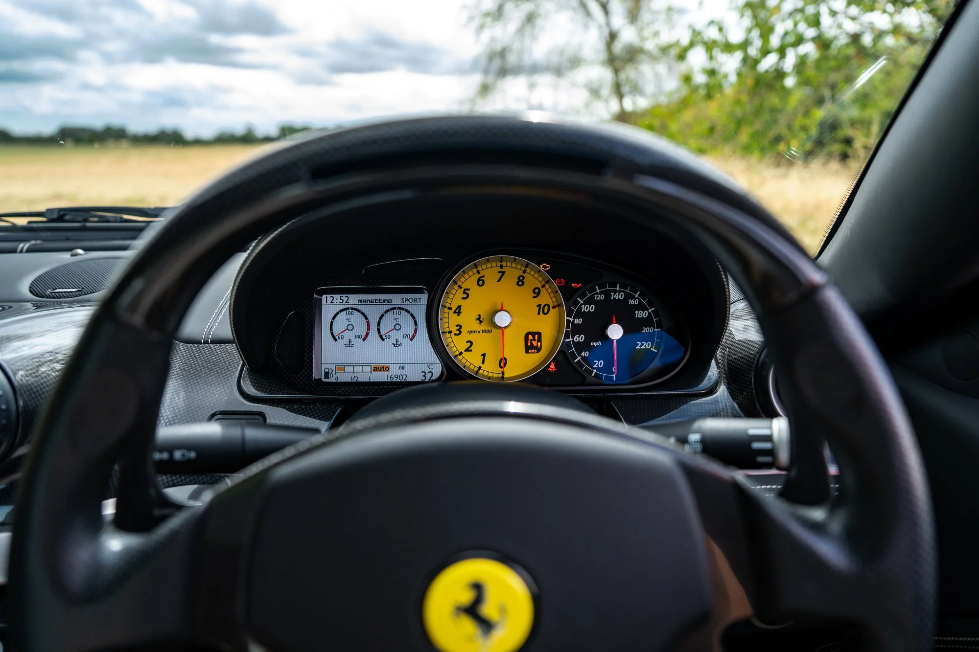 Ferrari_599_GTB_interior-35.jpg