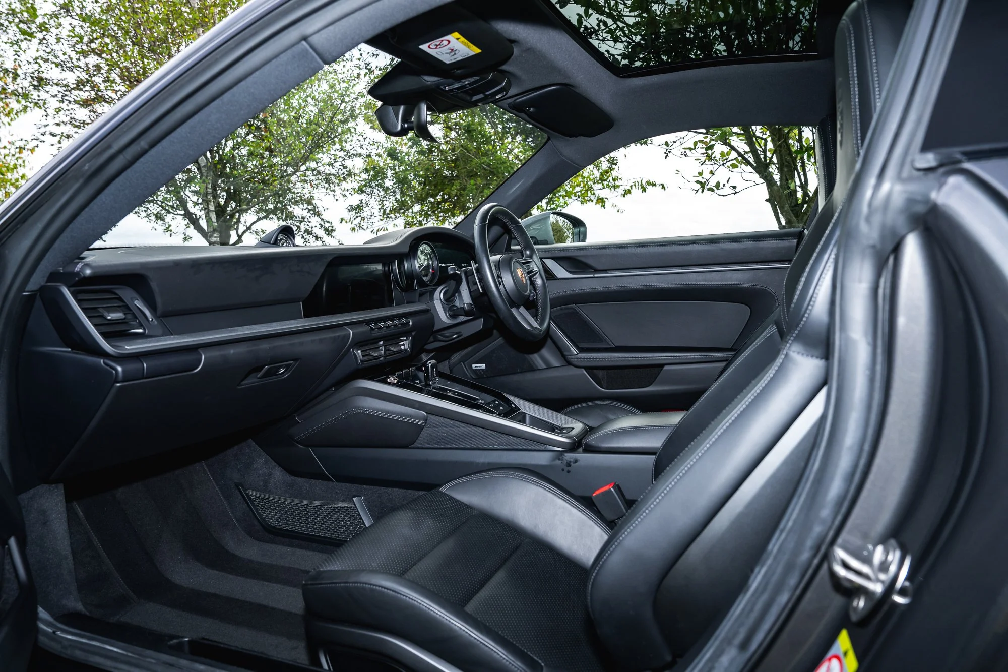 Porsche_911_Carrera_4_interior-37.jpg