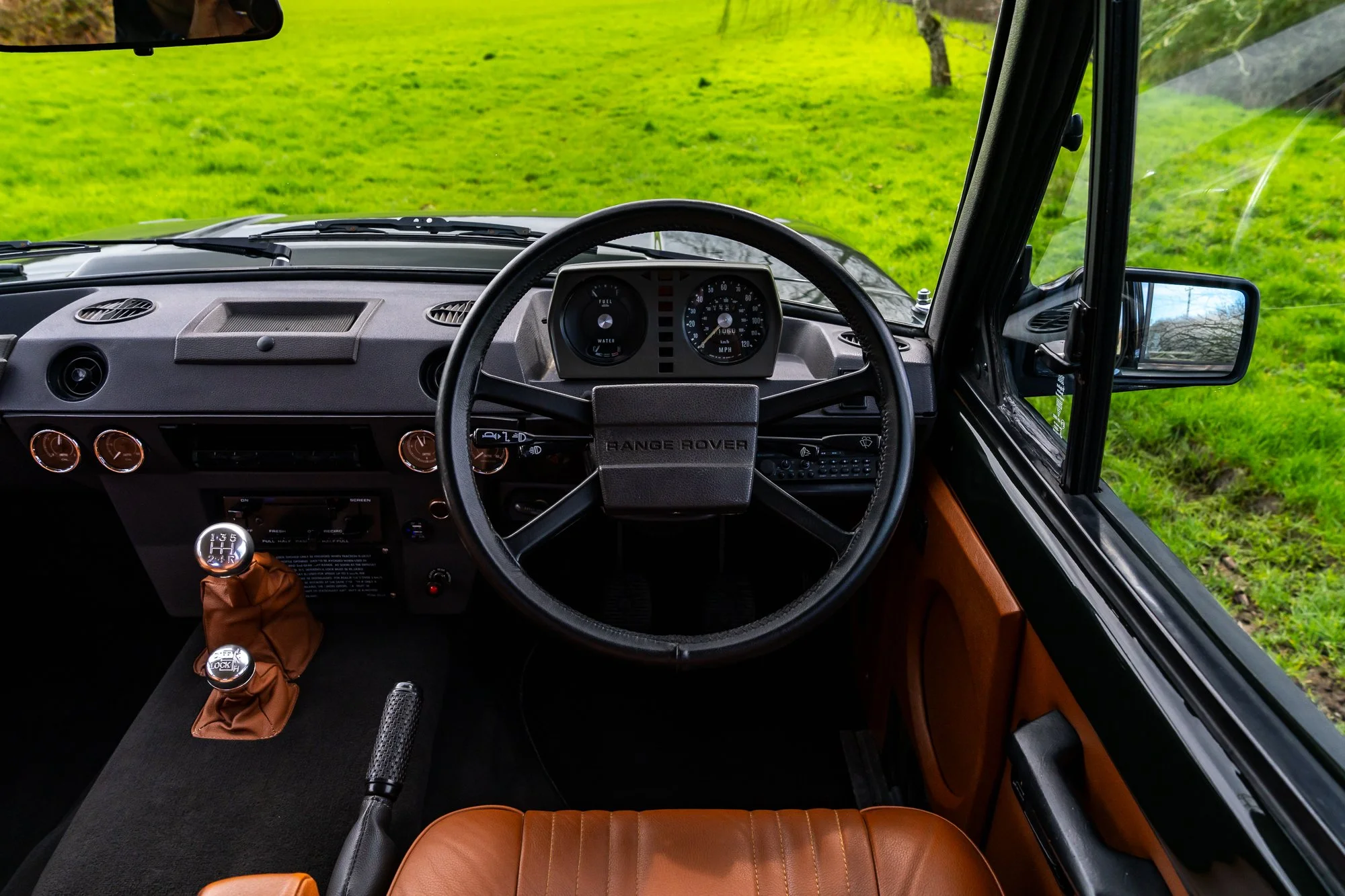 Range Rover V8_interior-8.jpg