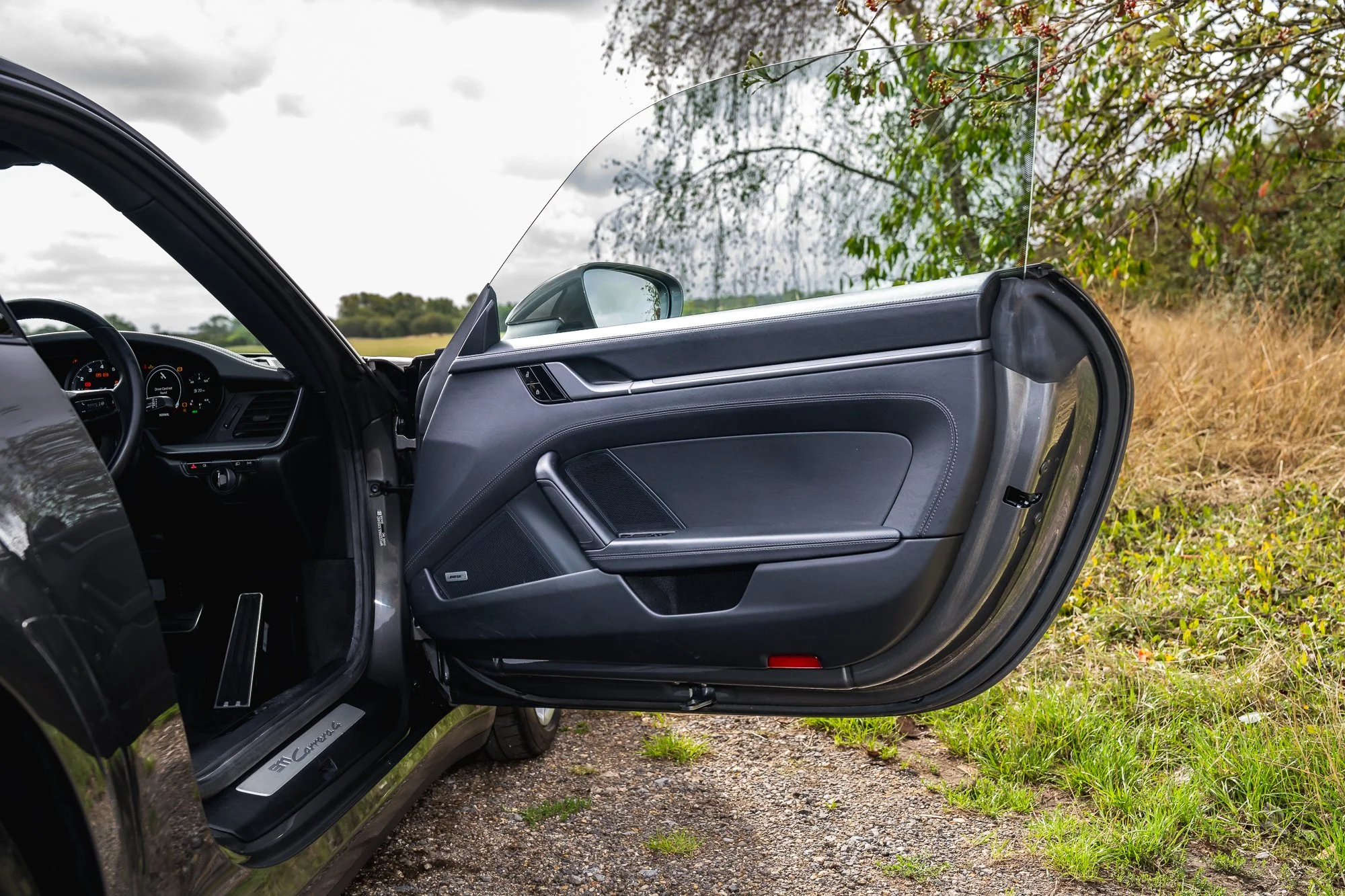 Porsche_911_Carrera_4_interior-8.jpg