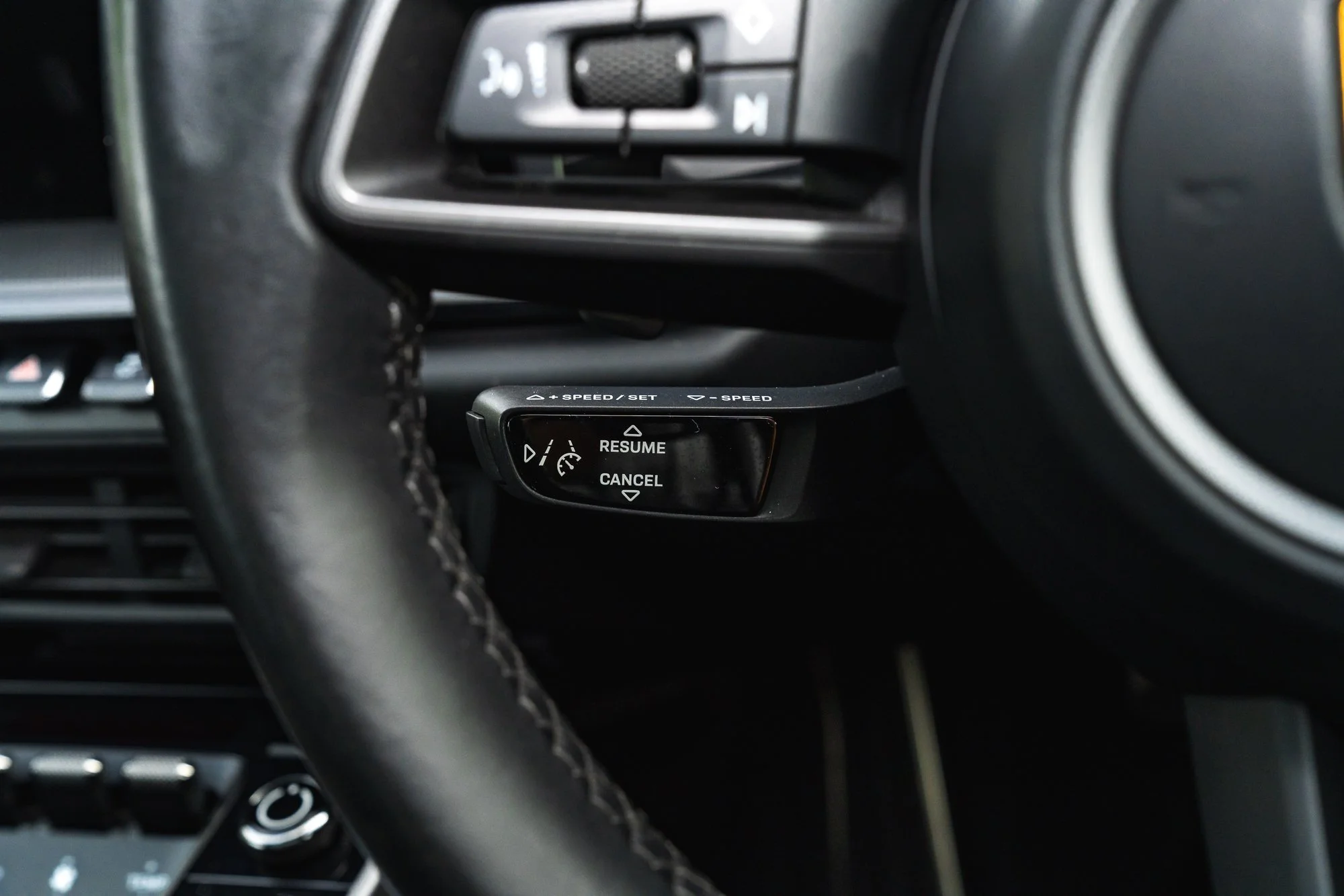 Porsche_911_Carrera_4_interior-31.jpg