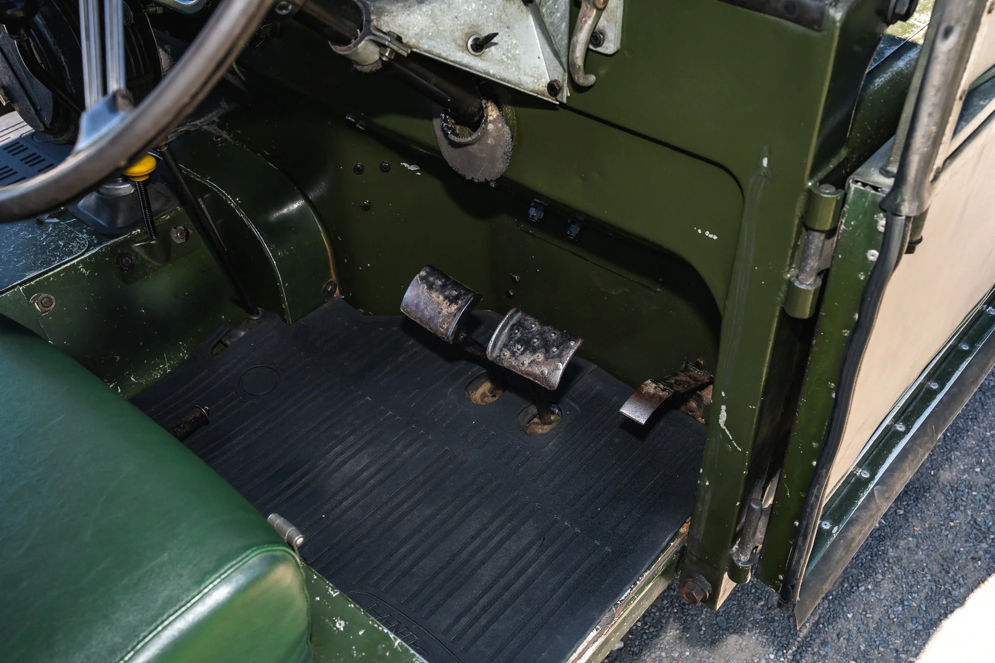 LandRover_Series1_interior-6.jpg