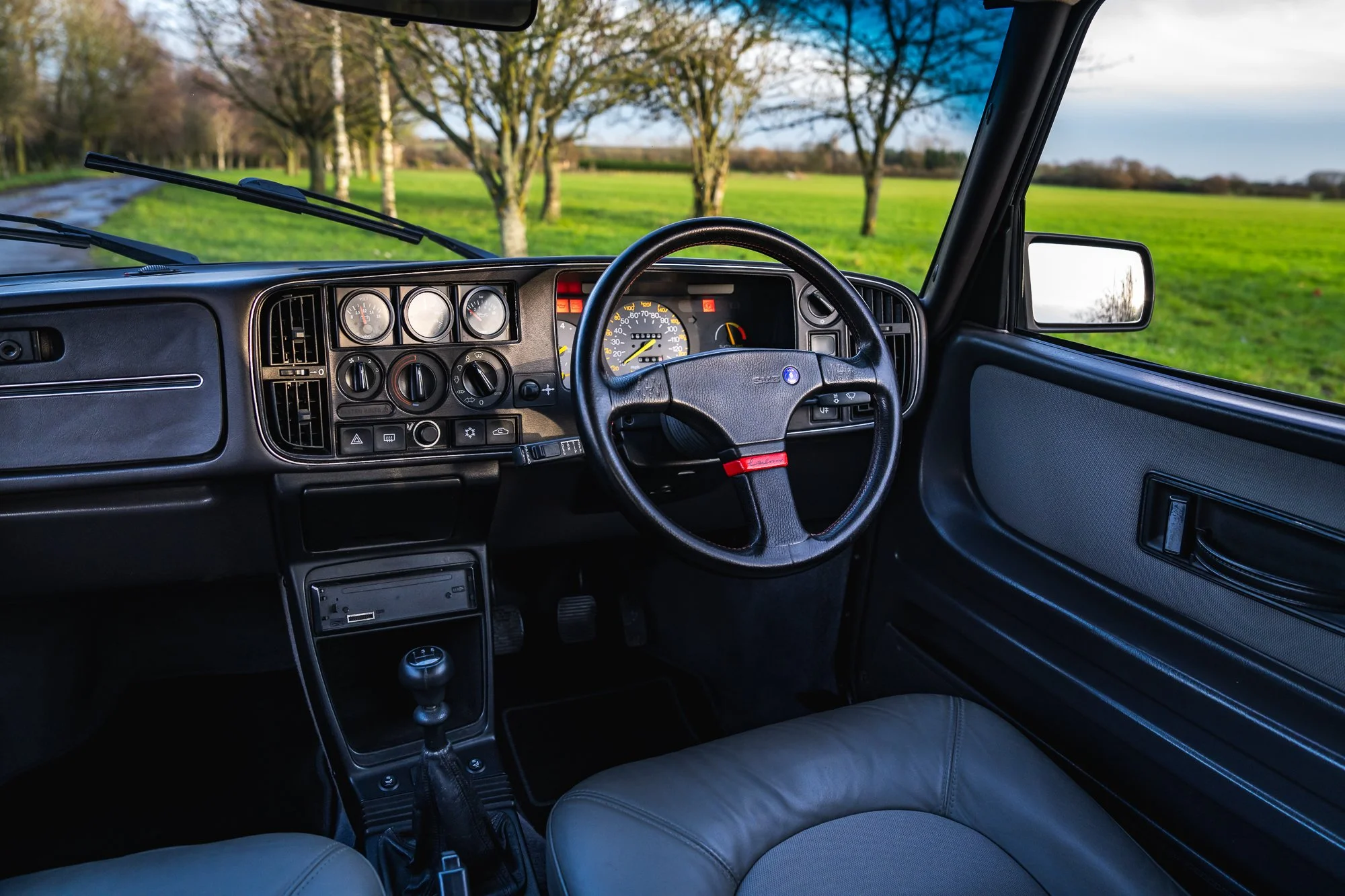Saab_900_Turbo_interior-18.jpg