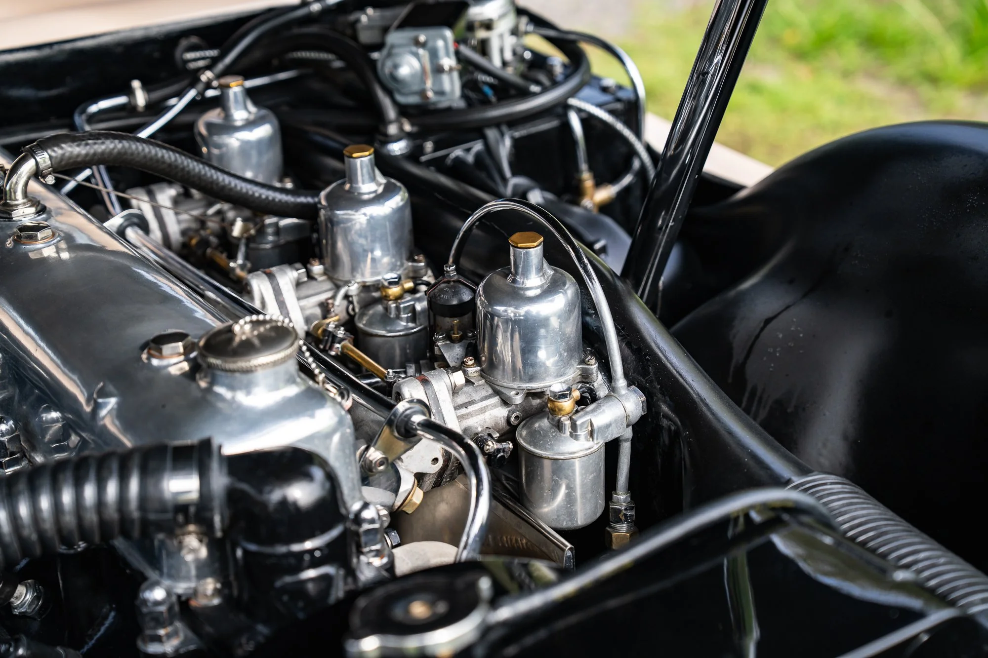 Jensen_541R_engine-8.jpg