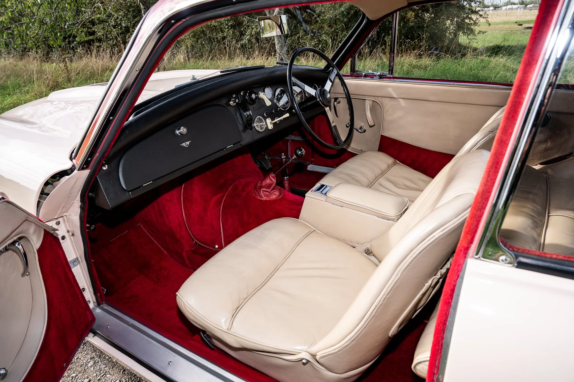 Jensen_541R_interior-14.jpg