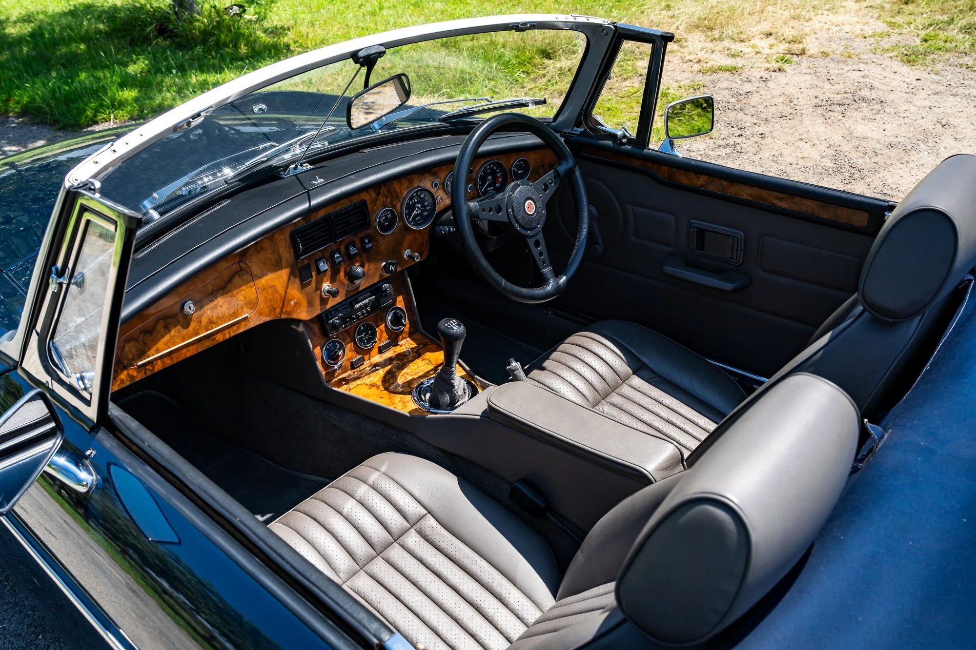 MG_Roadster_interior-6.jpg