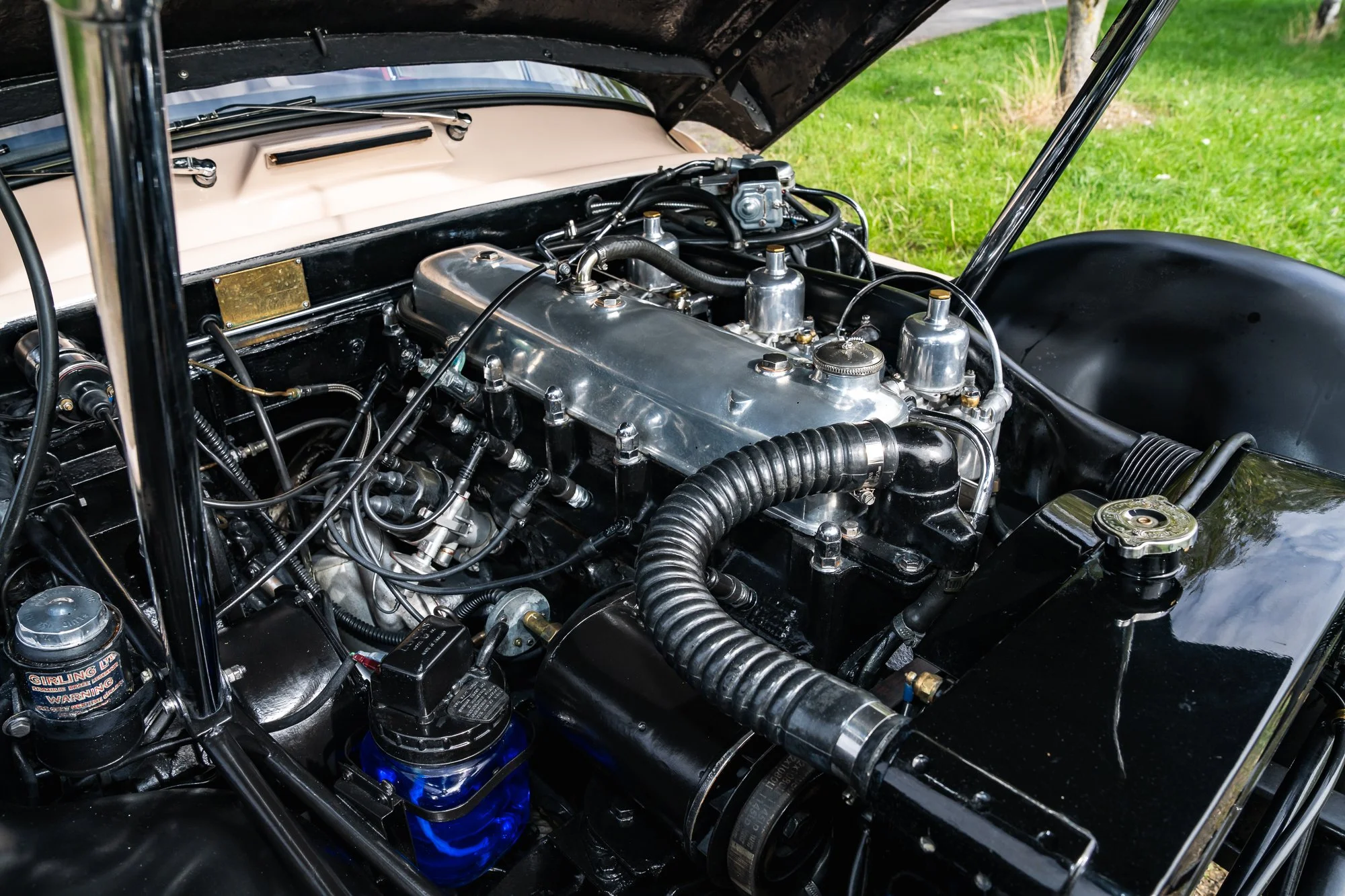 Jensen_541R_engine-4.jpg