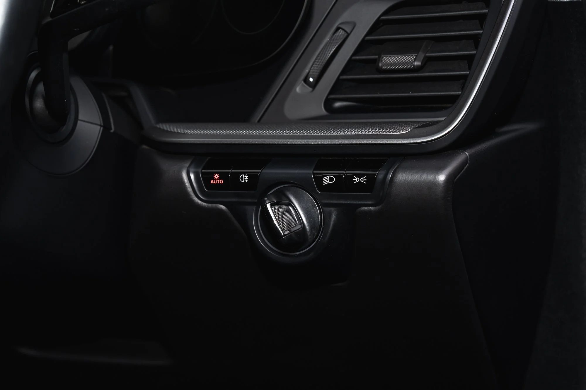 Porsche_911_Carrera_4_interior-15.jpg