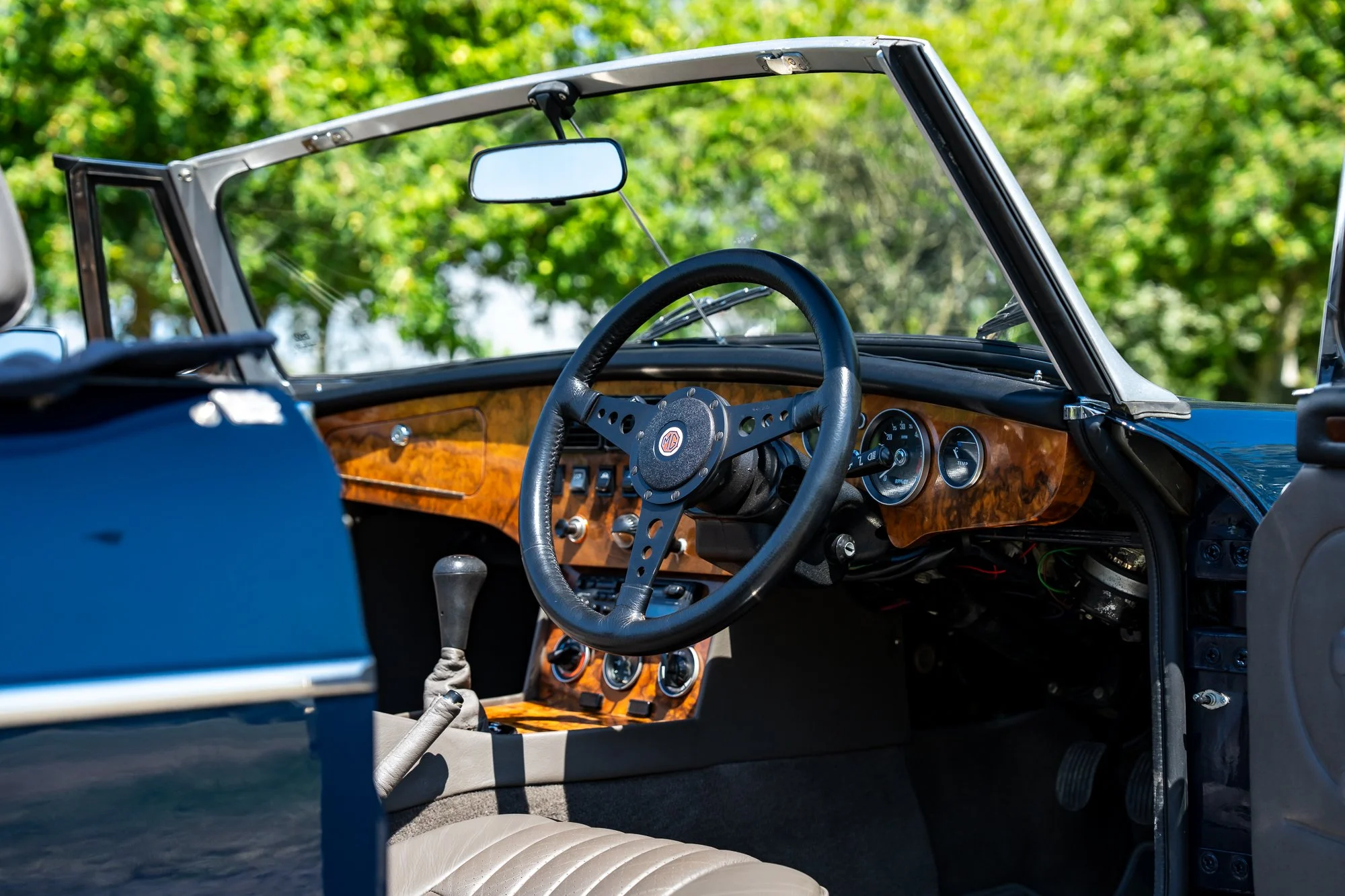 MG_Roadster_interior-22.jpg