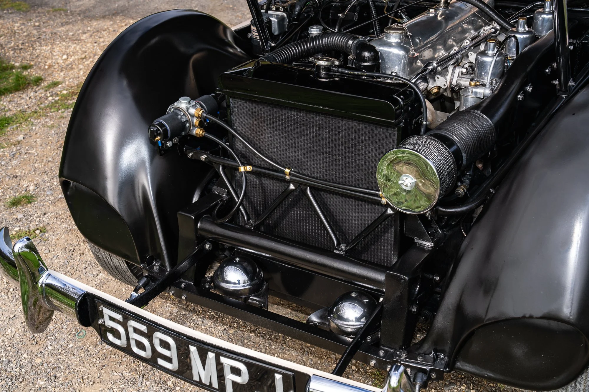 Jensen_541R_engine-2.jpg