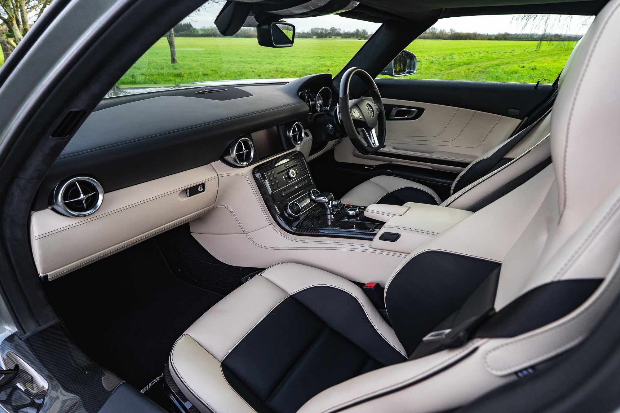 Mercedes-Benz_SLS_AMG_interior-28.jpg