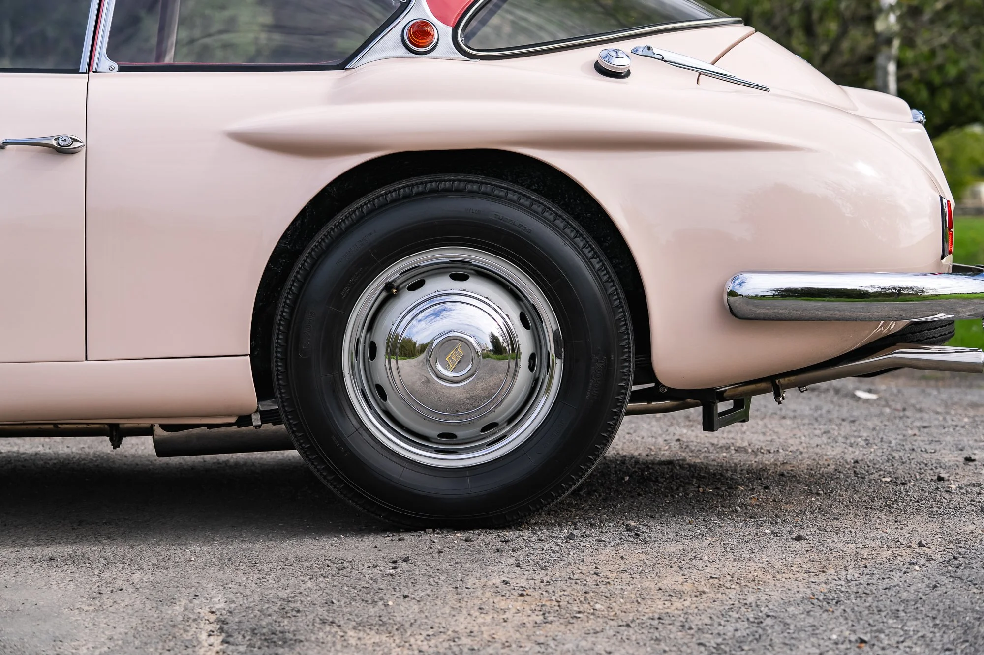 Jensen_541R_exterior1-6.jpg