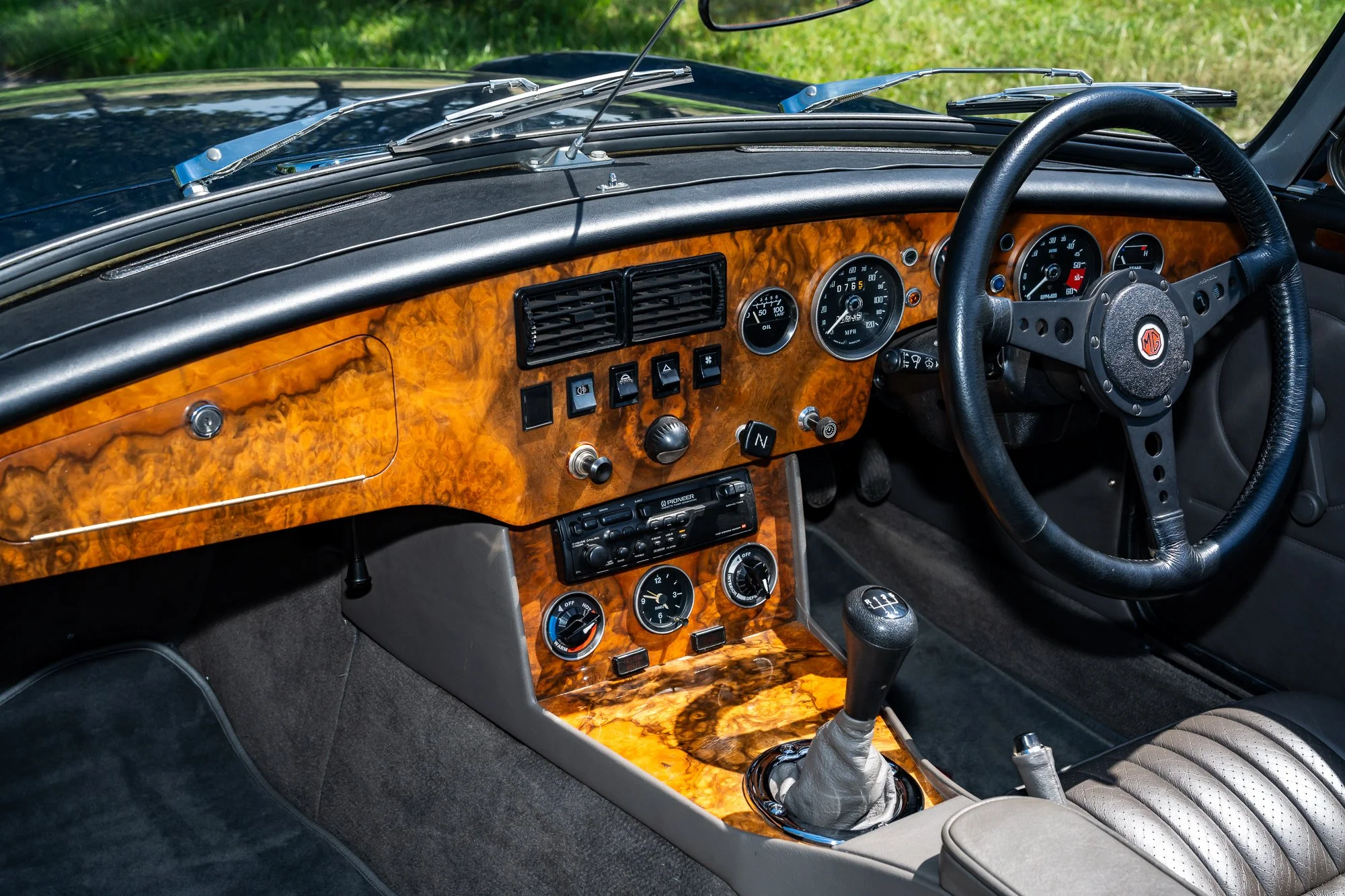 MG_Roadster_interior-13.jpg