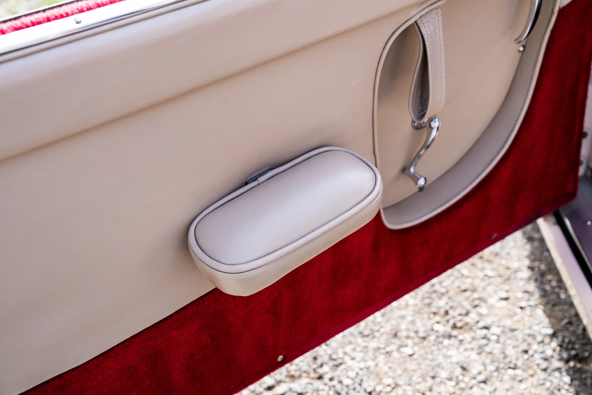 Jensen_541R_interior-22.jpg